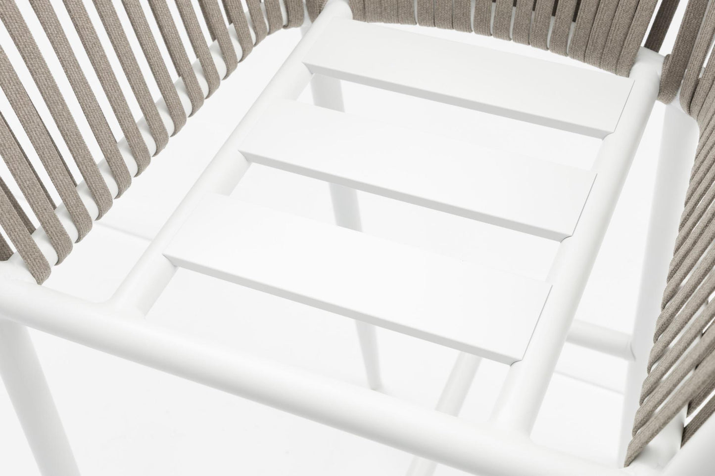 Sillón para barra de bar Ukiah aluminio blanco con cuerda y cojín greige