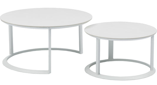 Set mesas redondas auxiliares Isabela aluminio blanco con encimera cerámica beige.