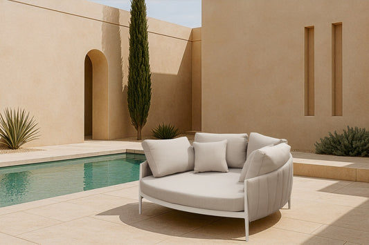 Daybed Attica aluminio blanco y textil gris claro.