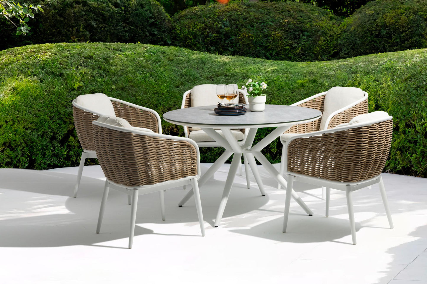 Sillón de comedor Irvine aluminio blanco cuerda taupe cojín beige