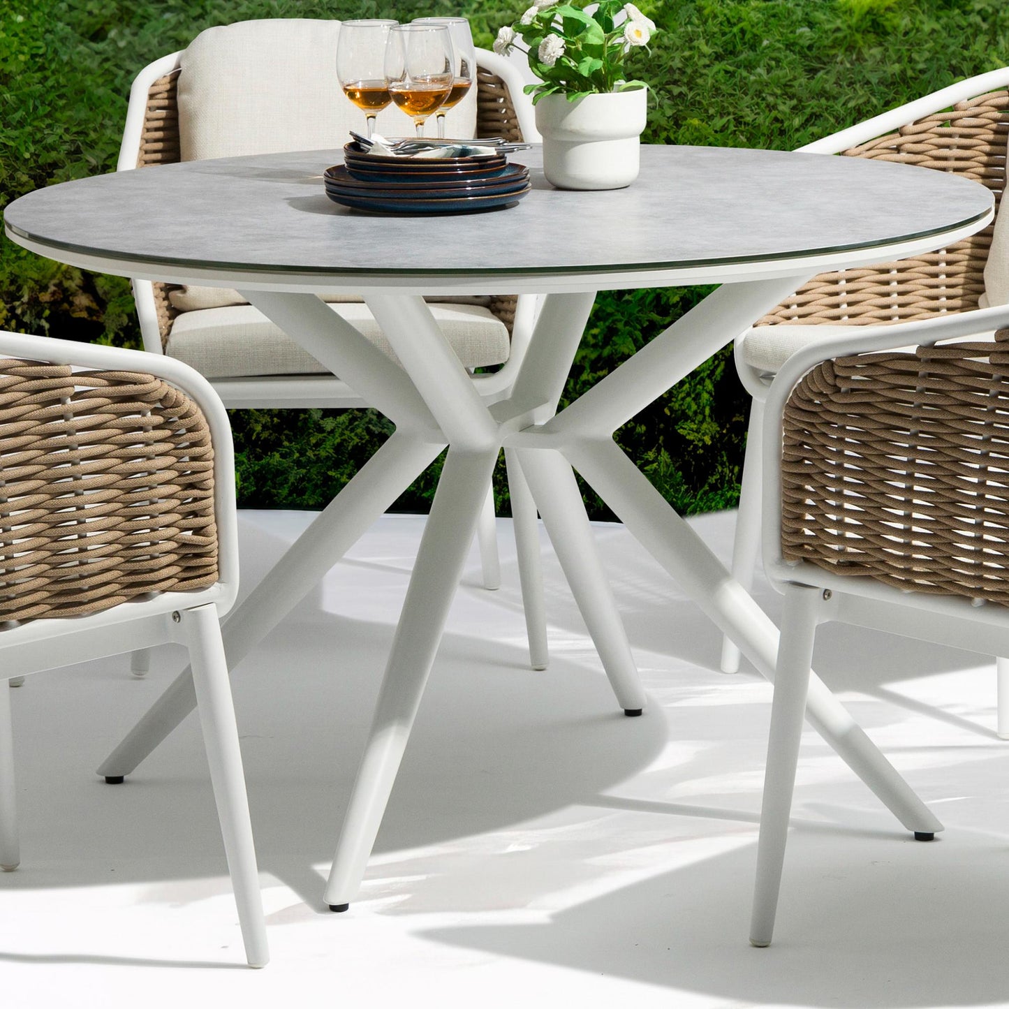 Mesa redonda Orick Ø 120 cm aluminio blanco cristal cerámico gris claro.