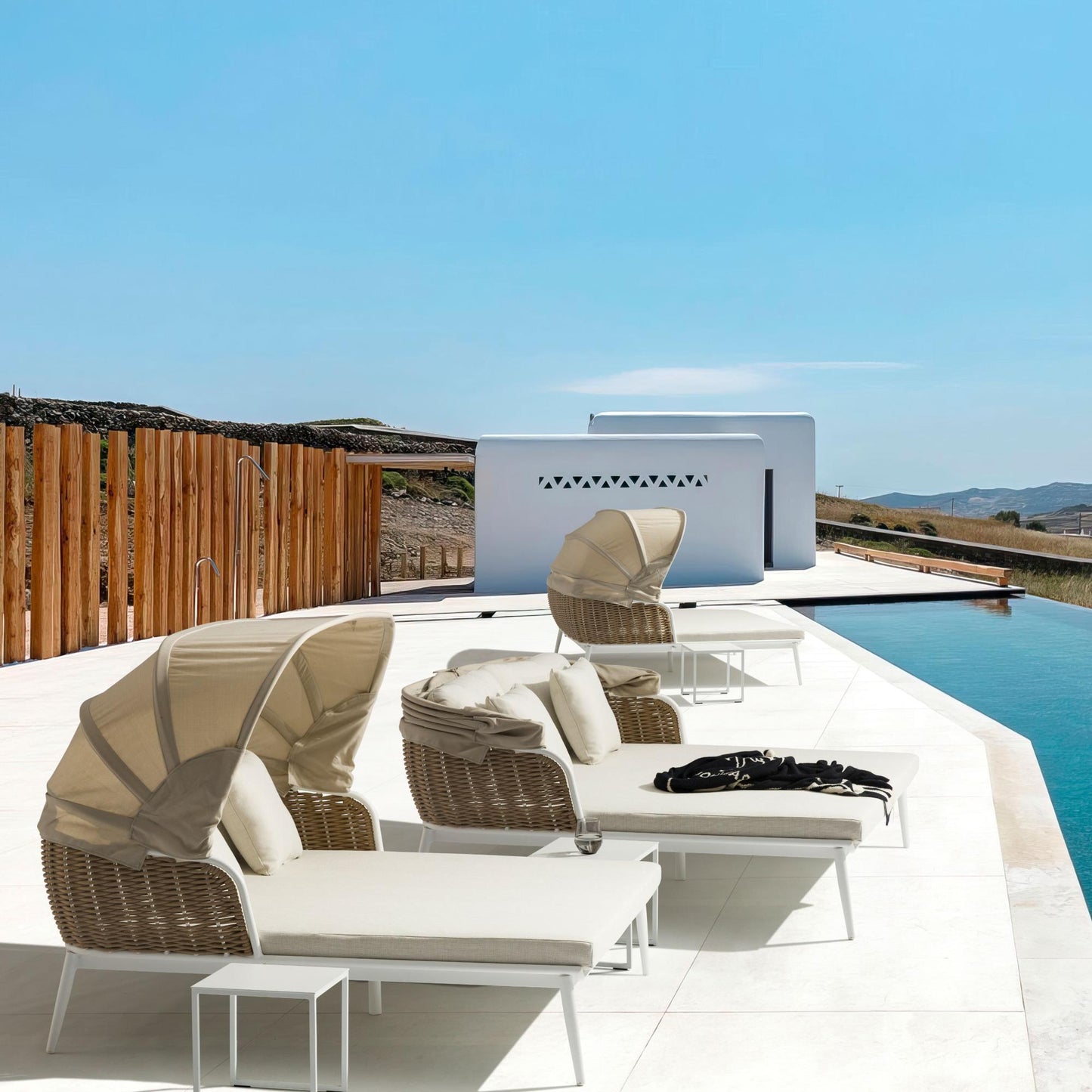 Daybed Irvine aluminio blanco cuerda taupe cojín beige top en textil beige claro.