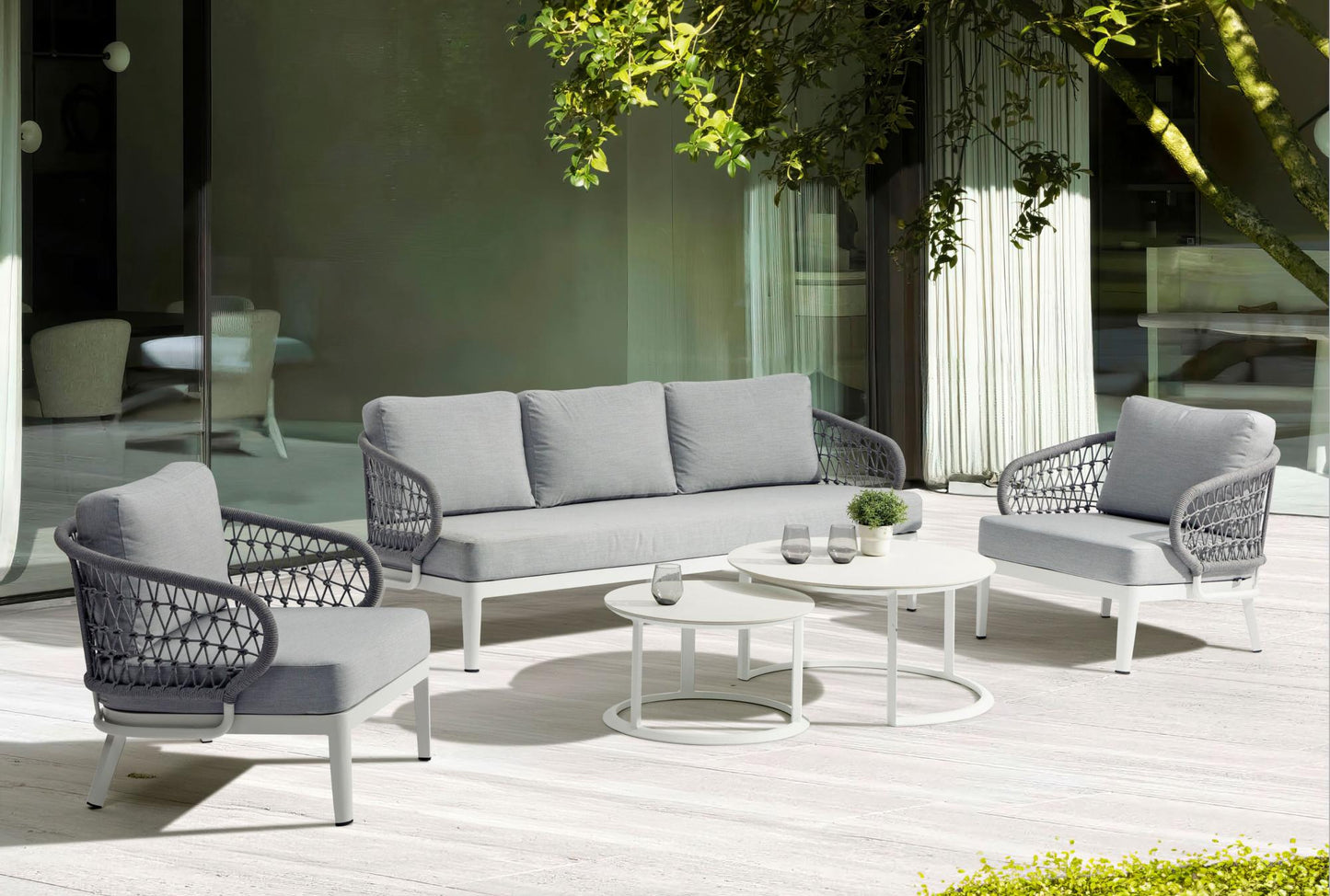 Set mesas redondas auxiliares Isabela aluminio blanco con encimera cerámica beige.