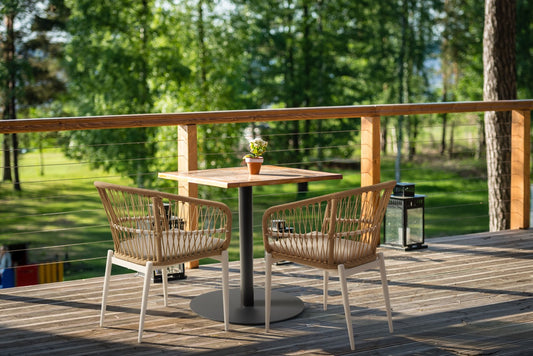 Silla con brazos Richmond aluminio blanco bone y trenzado natural