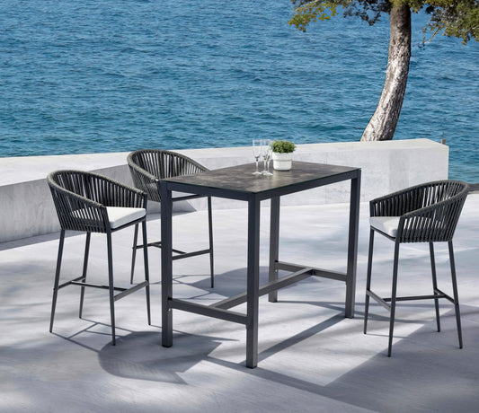 Sillón para barra de bar Ukiah aluminio y cuerda antracita con cojín gris medio.