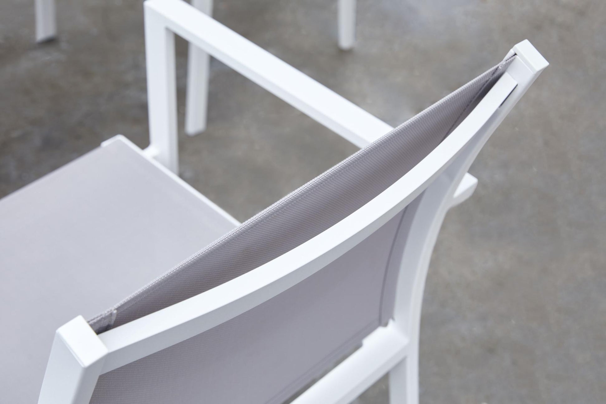 Silla de comedor Adin aluminio blanco y textilene gris claro