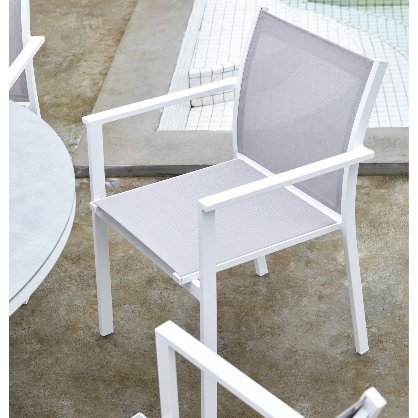 Silla de comedor Adin aluminio blanco y textilene gris claro