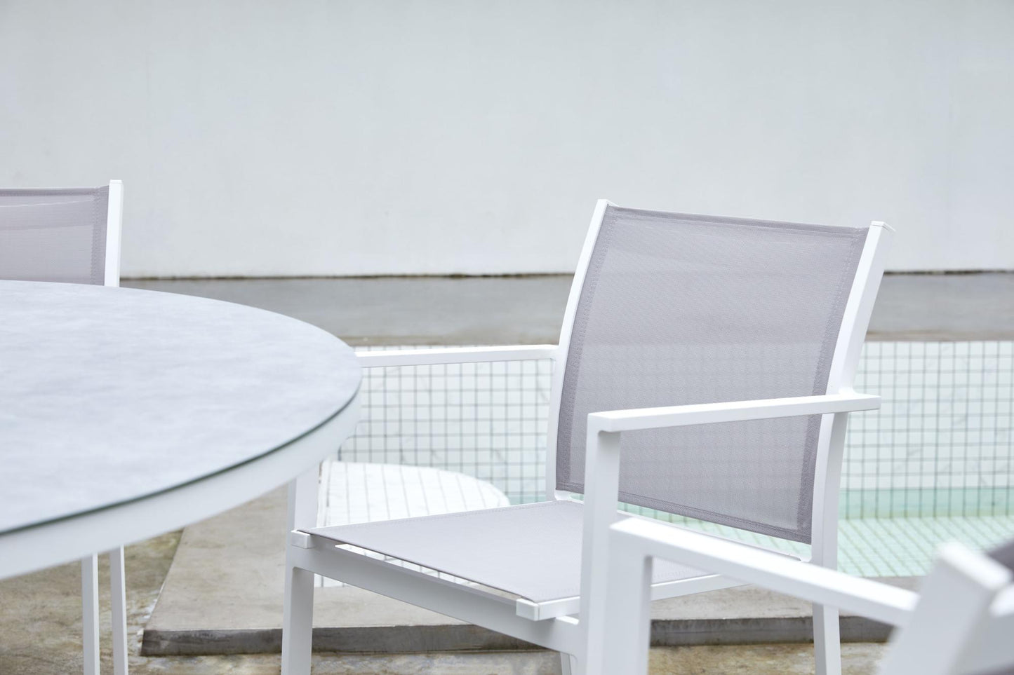 Silla de comedor Adin aluminio blanco y textilene gris claro