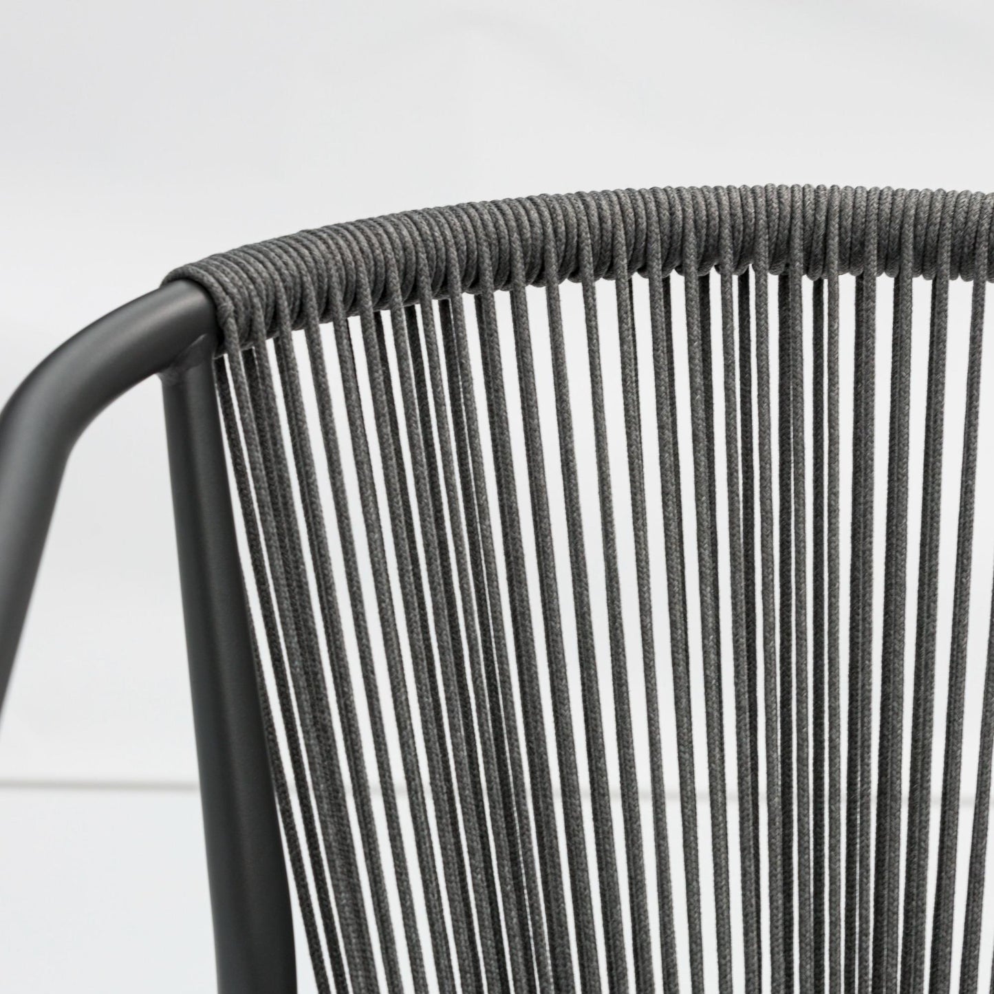 Silla de comedor Moana aluminio antracita cojín gris medio.