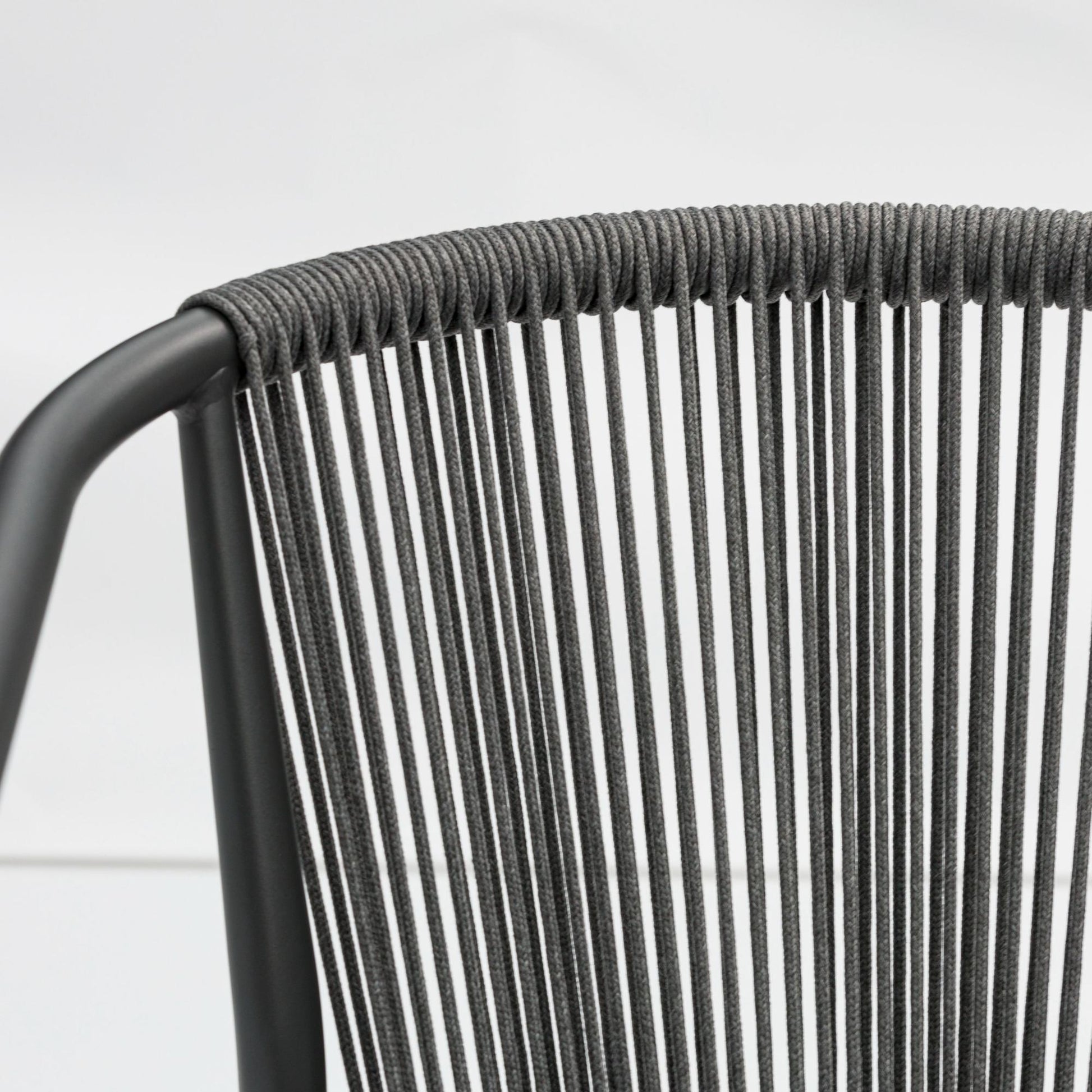 Silla de comedor Moana aluminio antracita cojín gris medio.