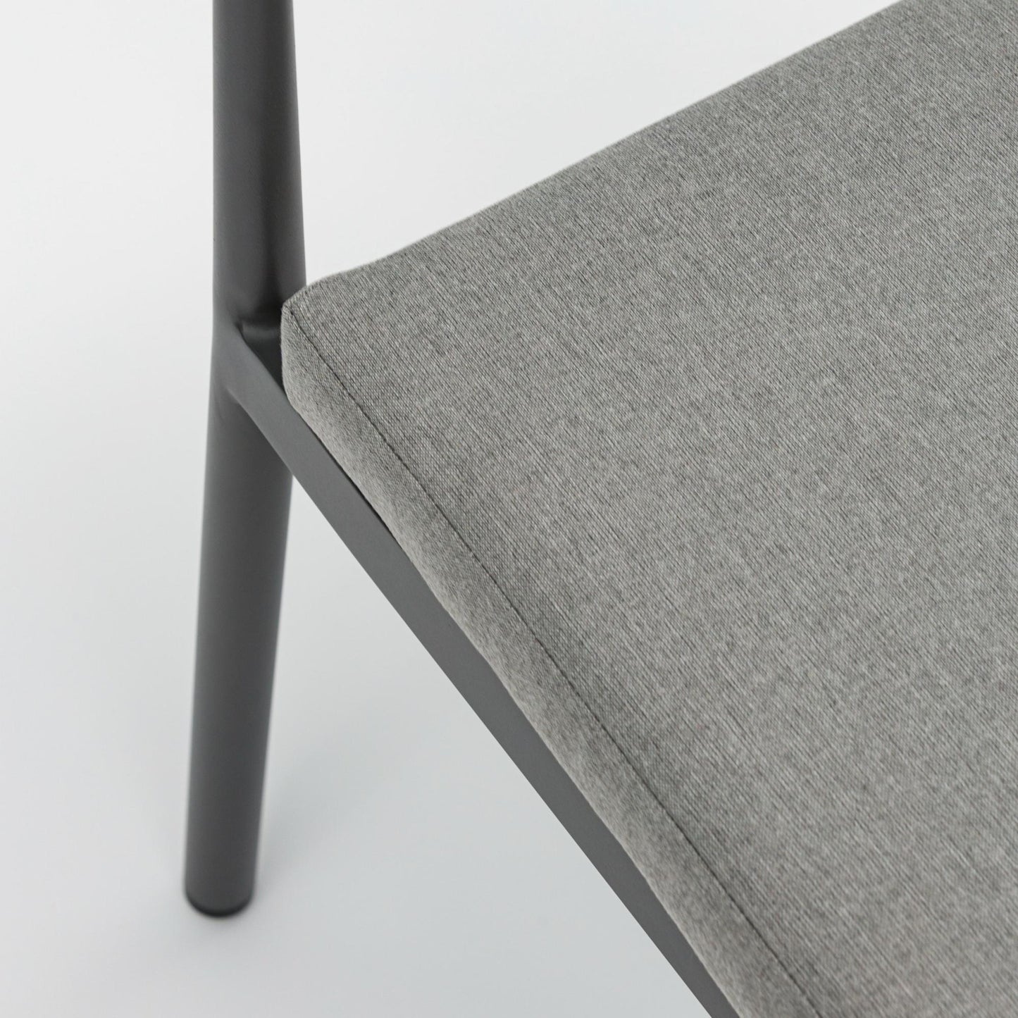 Silla de comedor Moana aluminio antracita cojín gris medio.