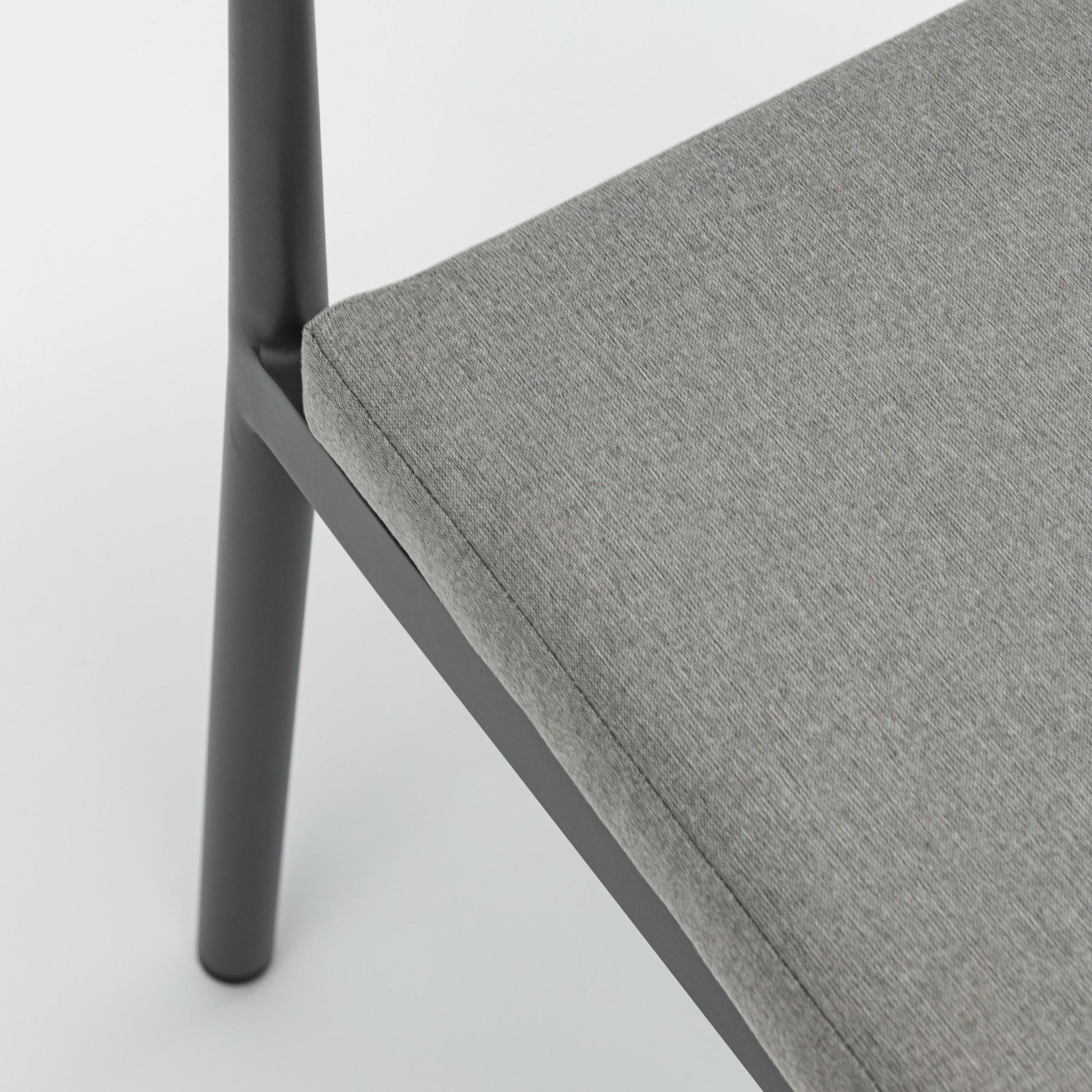 Silla de comedor Moana aluminio antracita cojín gris medio.