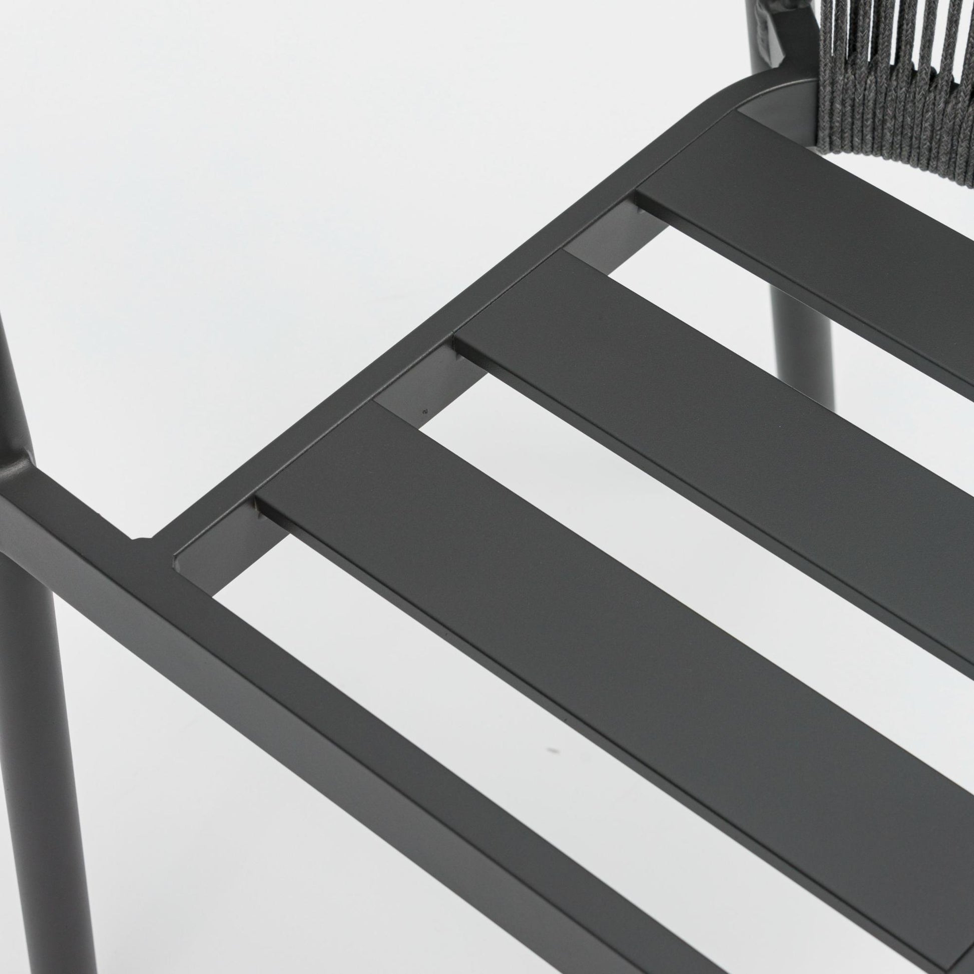 Silla de comedor Moana aluminio antracita cojín gris medio.