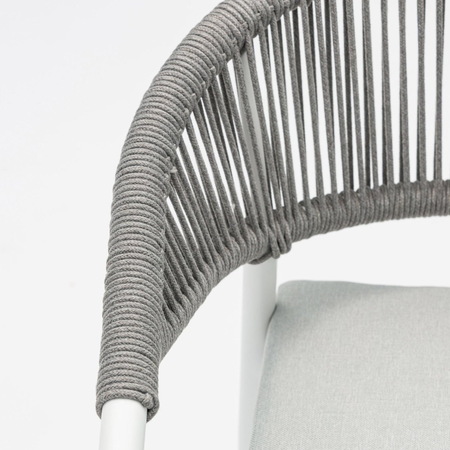 Silla de comedor Ross aluminio blanco con cojín gris claro