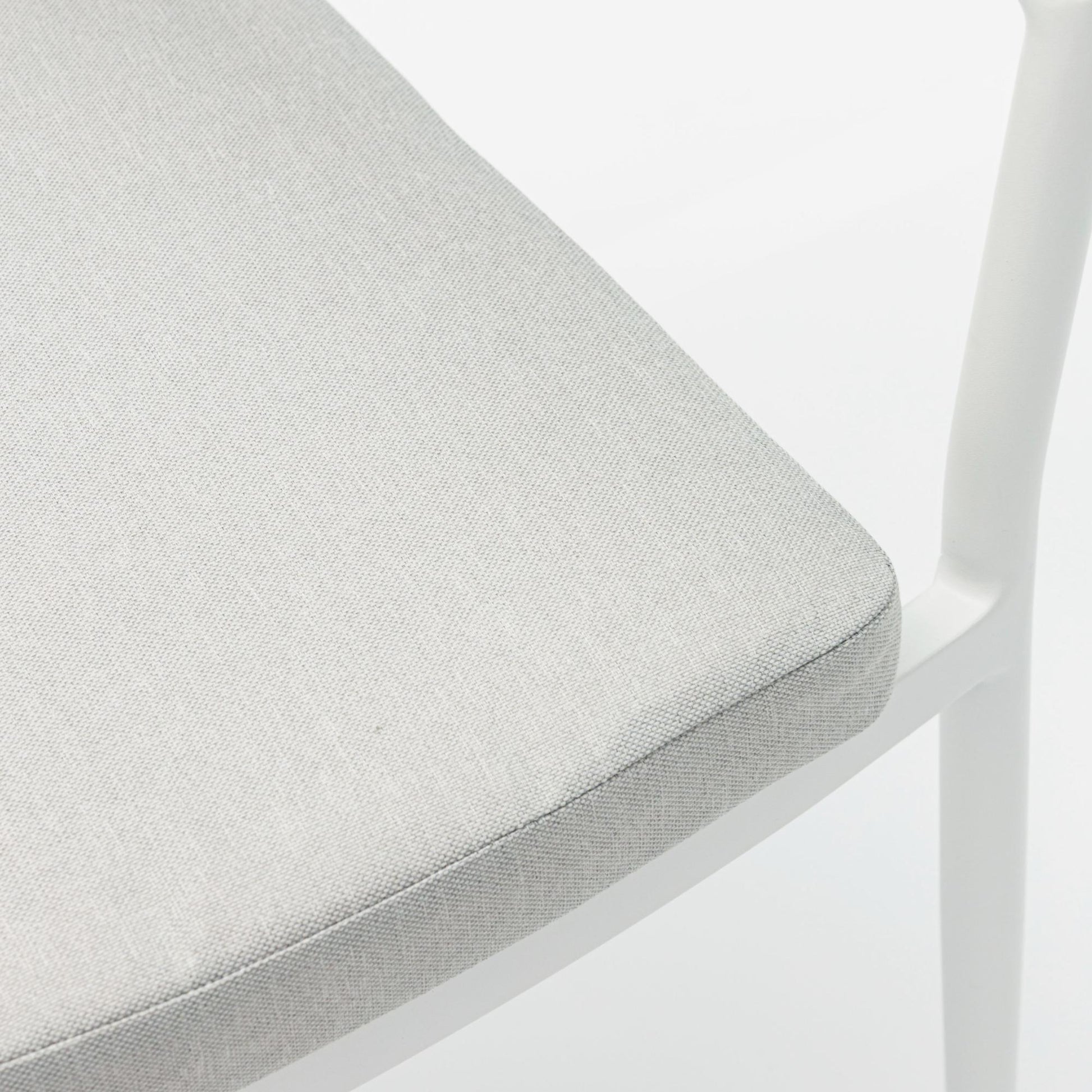 Silla de comedor Ross aluminio blanco con cojín gris claro
