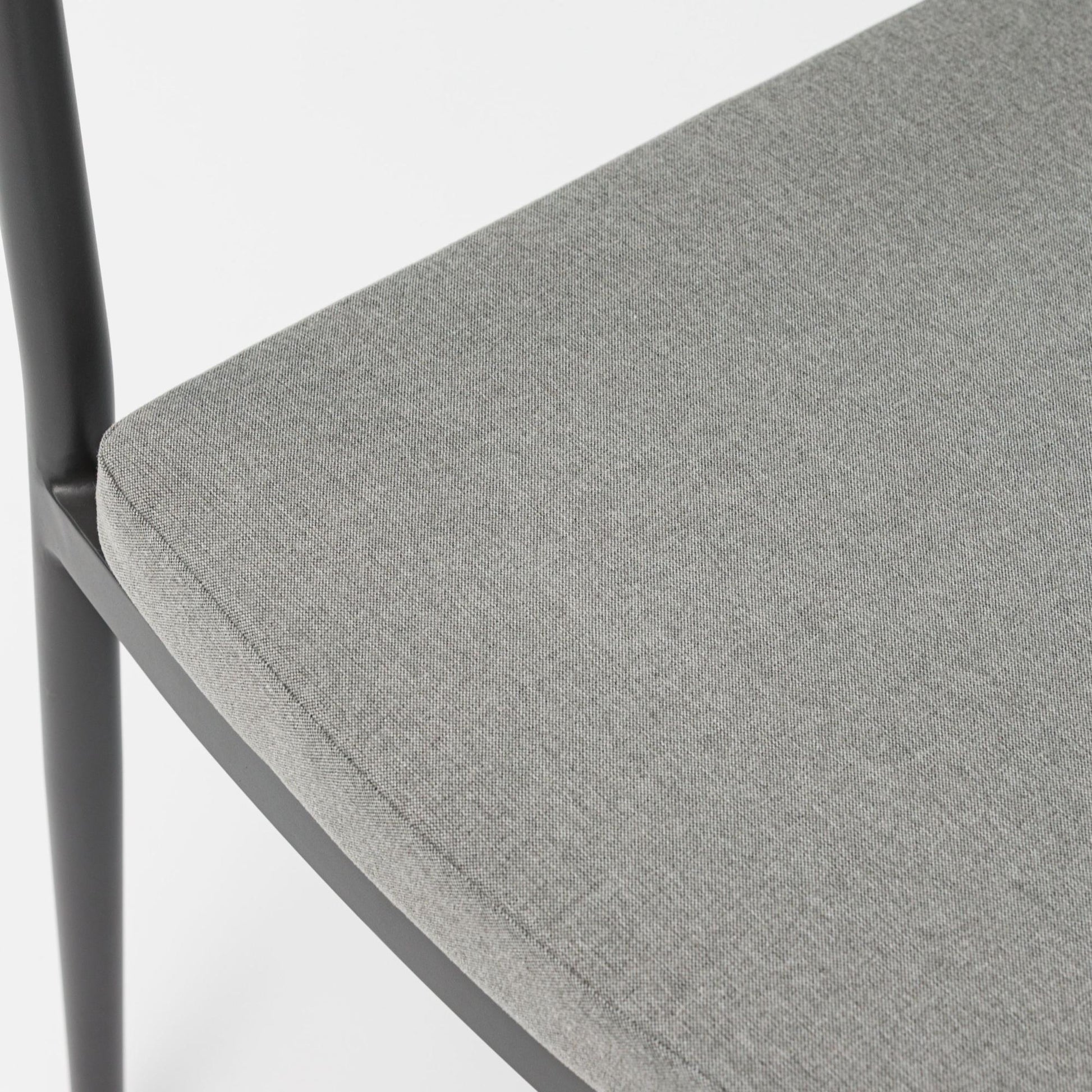 Silla de comedor Ross aluminio antracita cojín gris medio.