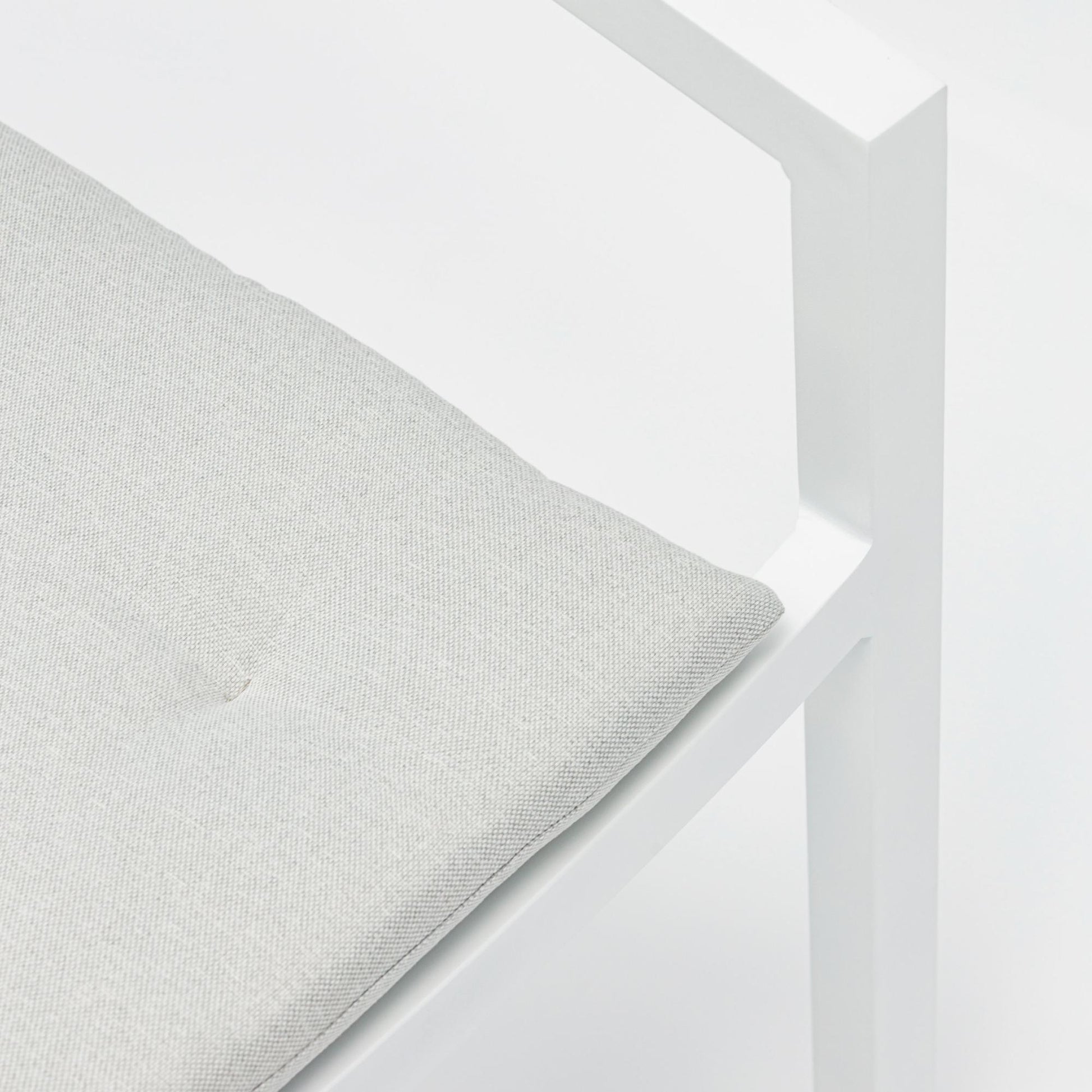 Silla de comedor Boori aluminio blanco con cojín gris claro