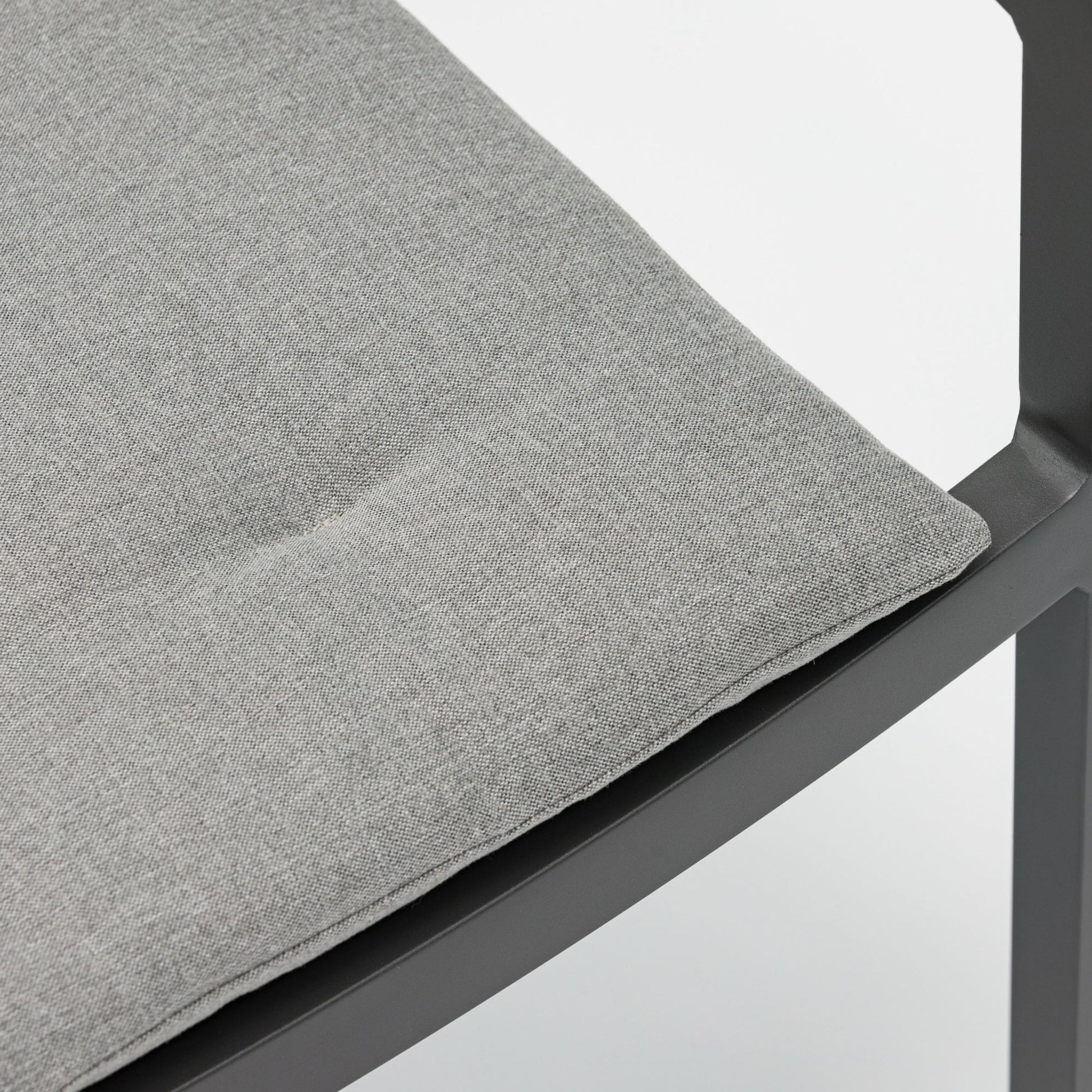Silla de comedor Boori aluminio antracita cojín gris medio.