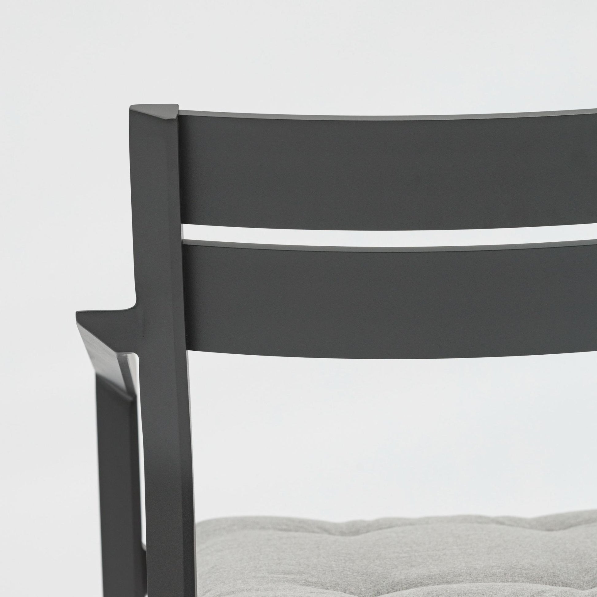 Silla de comedor Boori aluminio antracita cojín gris medio.