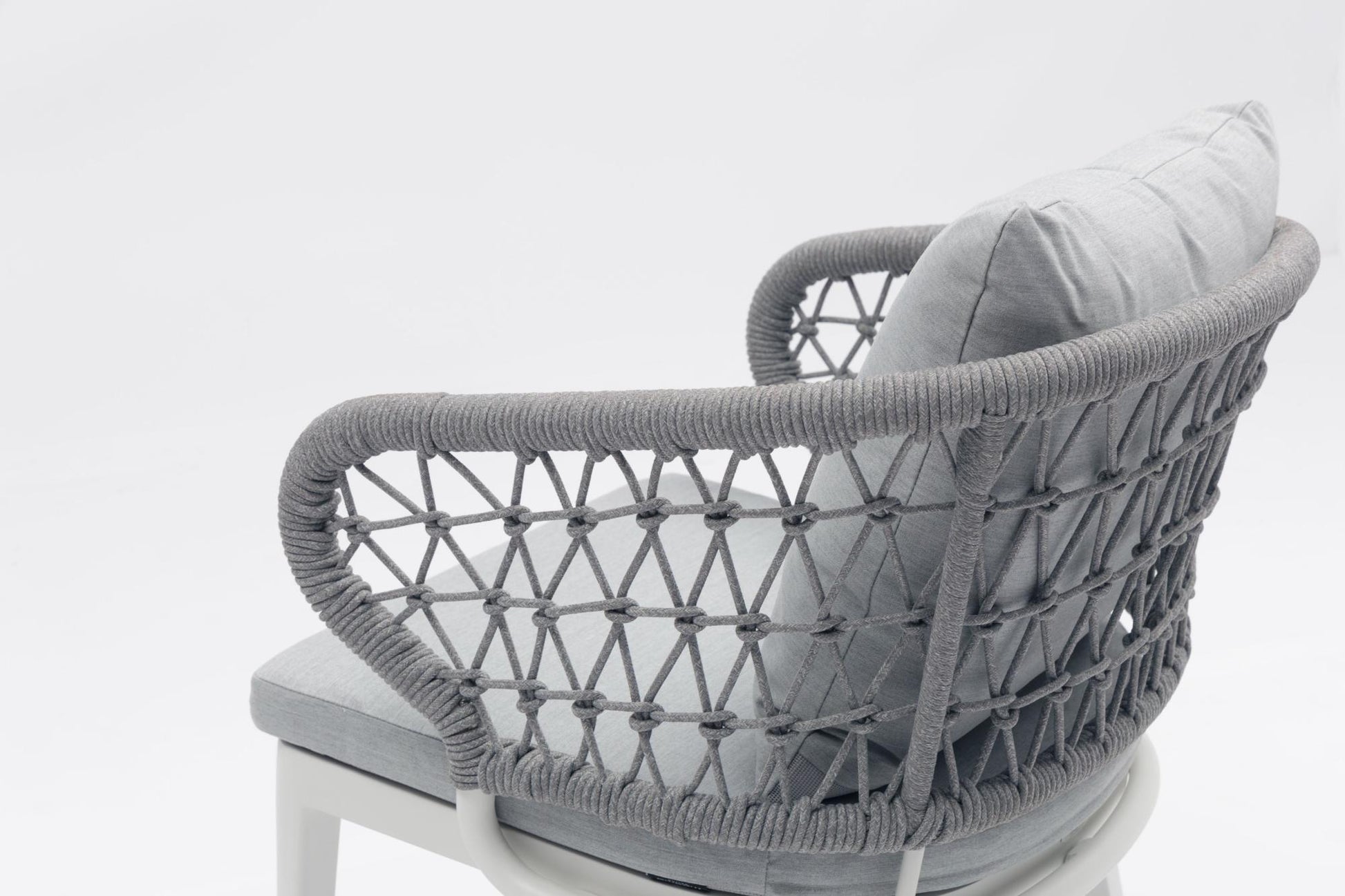 Sillón de comedor Isabela aluminio blanco y textil gris claro