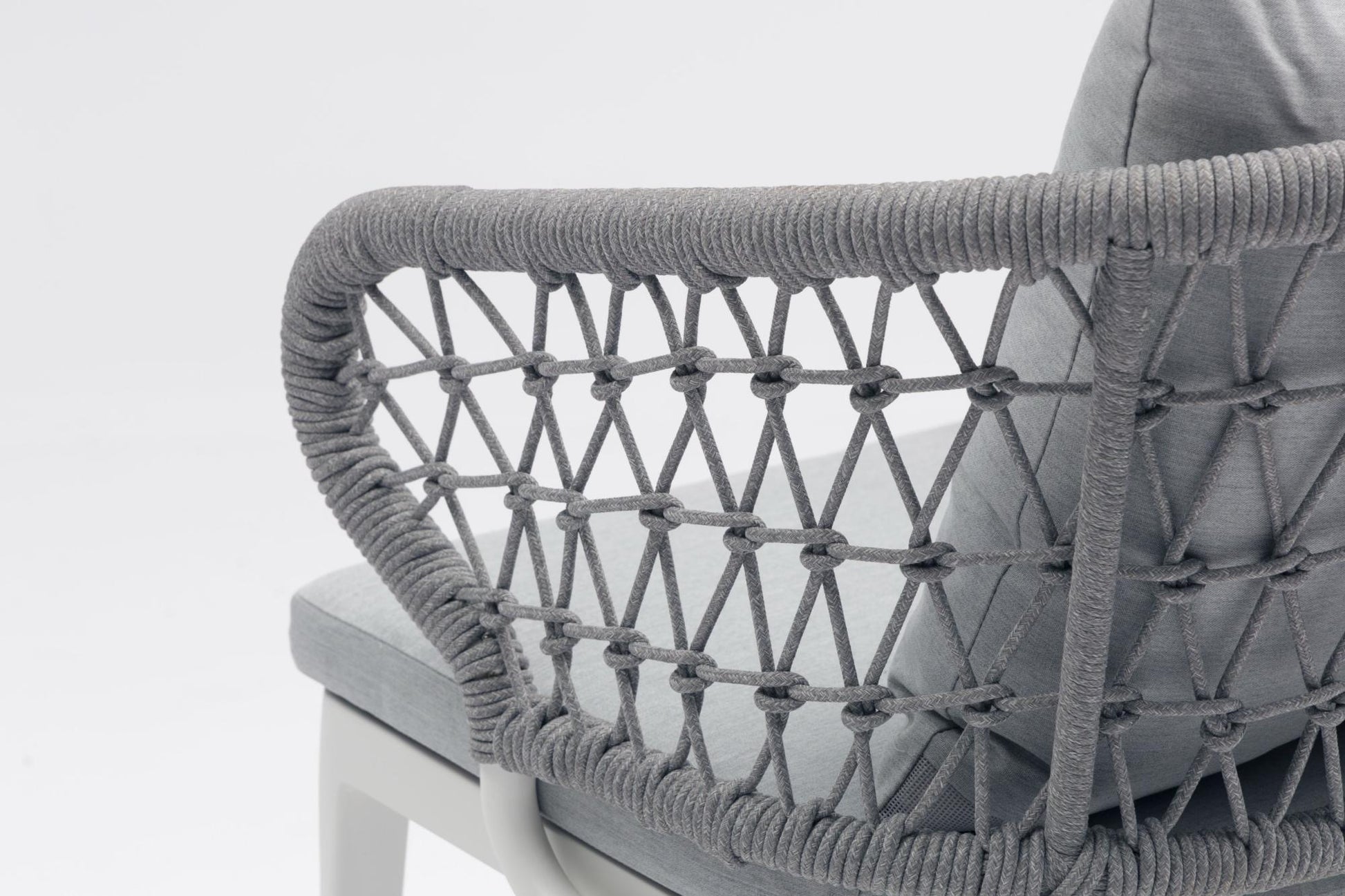 Sillón de comedor Isabela aluminio blanco y textil gris claro