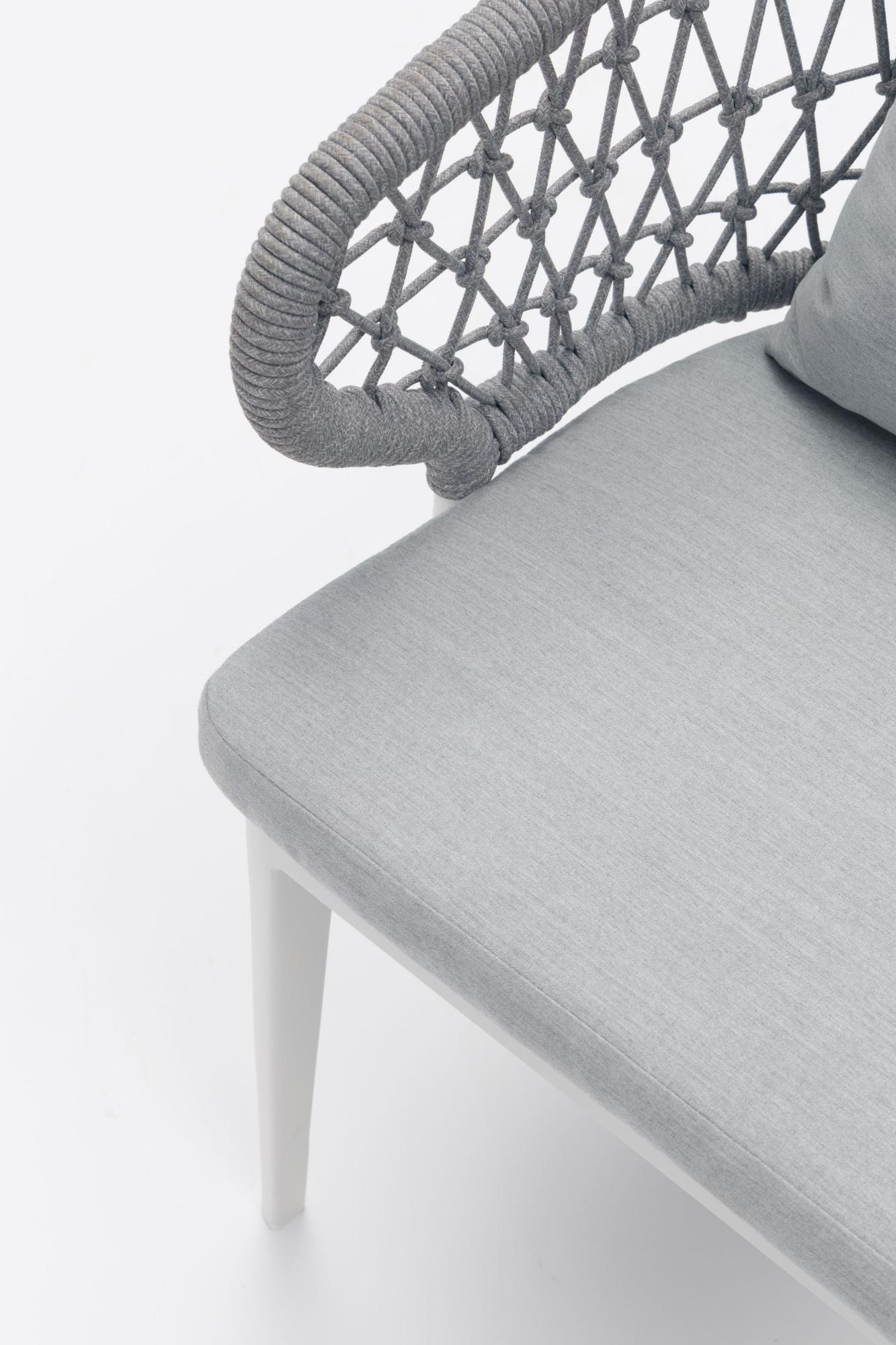 Sillón de comedor Isabela aluminio blanco y textil gris claro