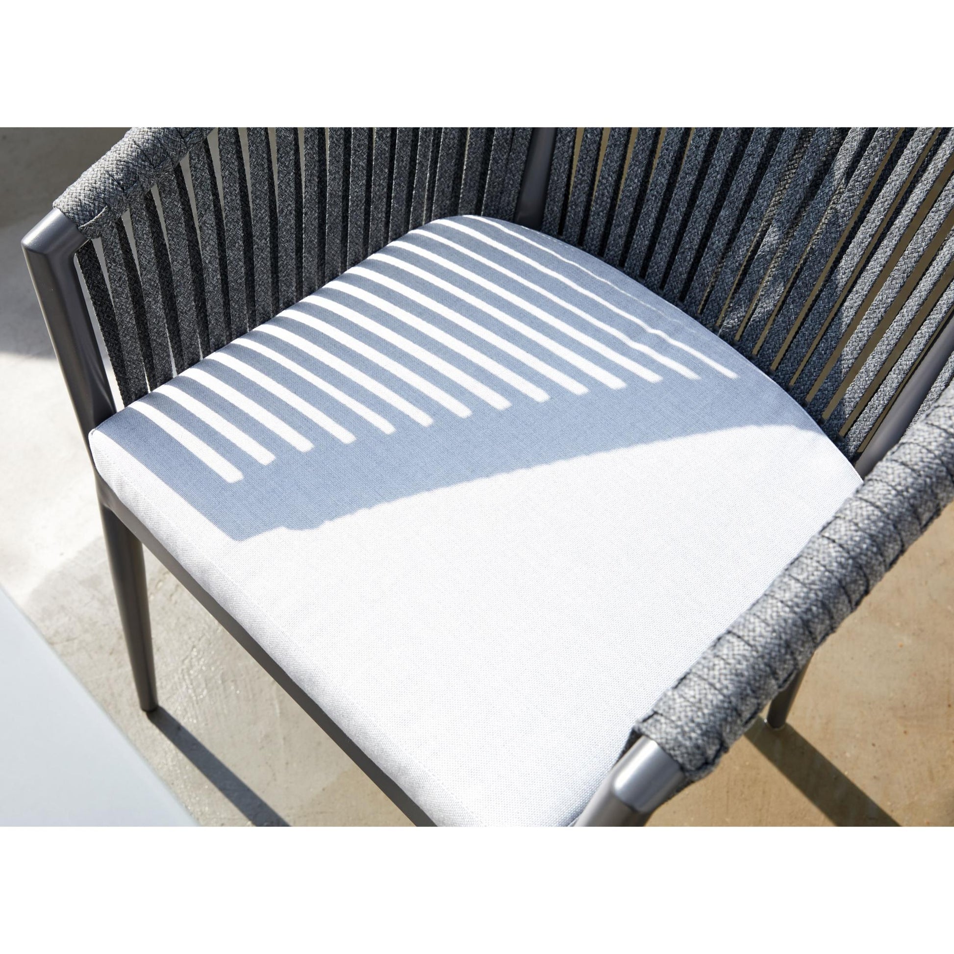 Sillón Ukiah aluminio y cuerda antracita con cojín gris medio