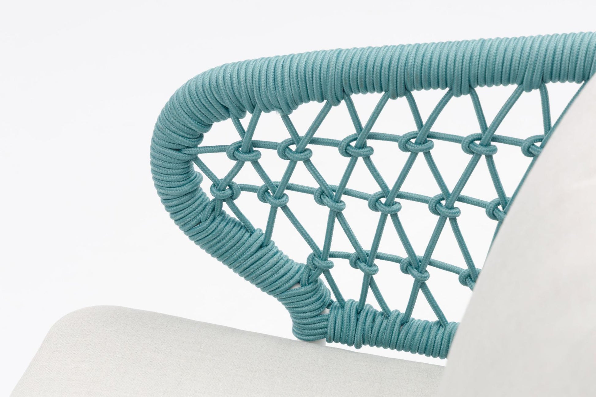 Sillón de comedor Isabela aluminio blanco y textil beige cuerda aqua.