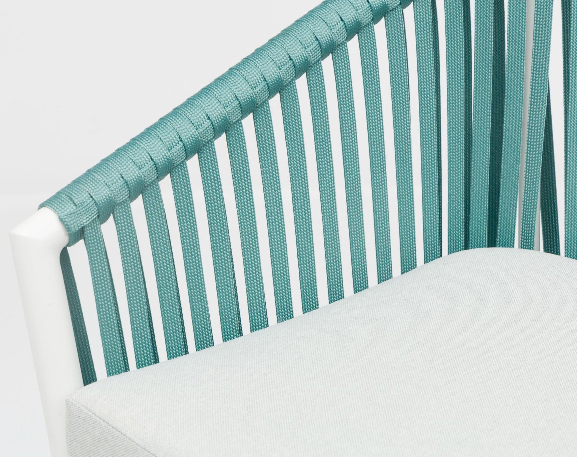 Sillón para barra de bar Ukiah aluminio blanco con cuerda aqua y cojín gris claro
