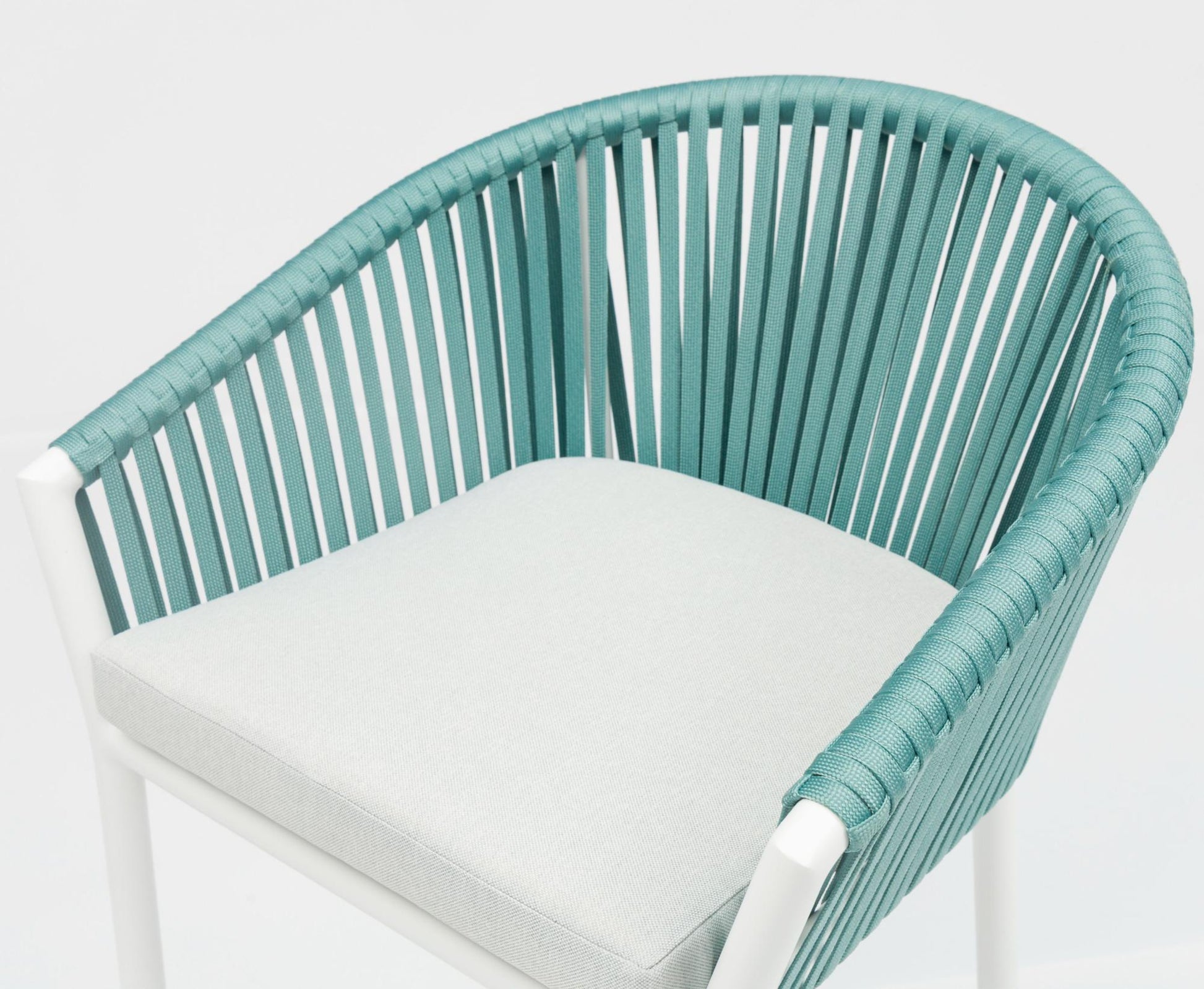 Sillón para barra de bar Ukiah aluminio blanco con cuerda aqua y cojín gris claro