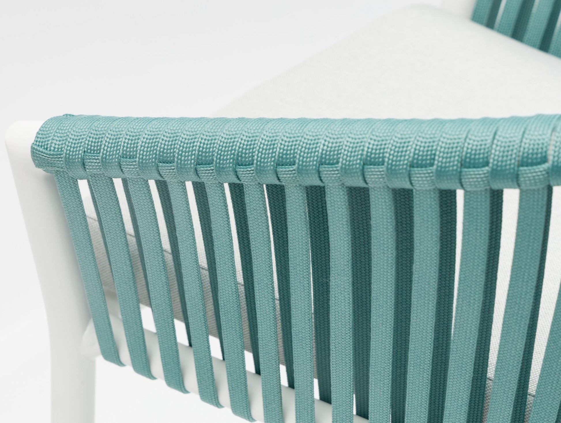 Sillón para barra de bar Ukiah aluminio blanco con cuerda aqua y cojín gris claro