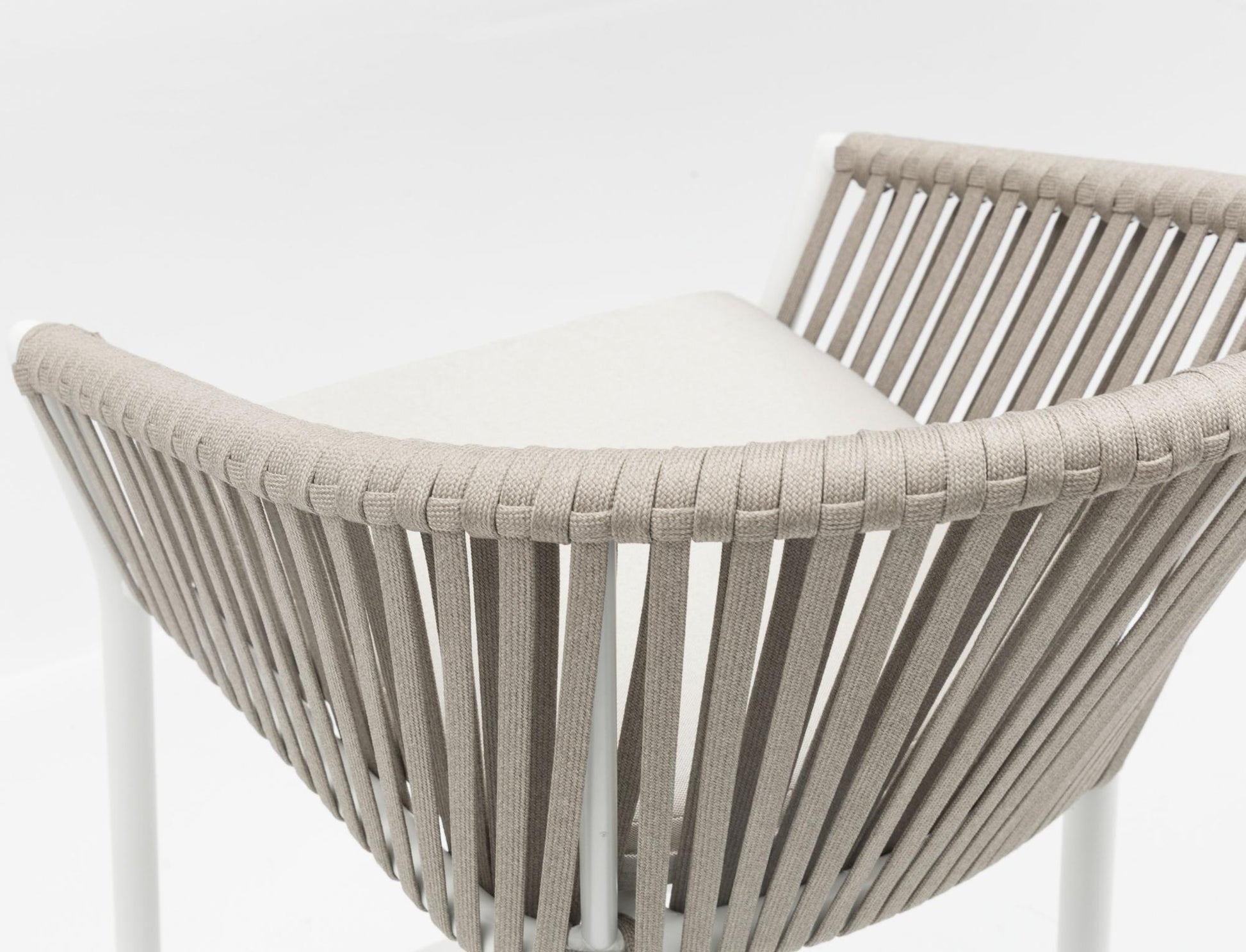 Sillón para barra de bar Ukiah aluminio blanco con cuerda y cojín greige