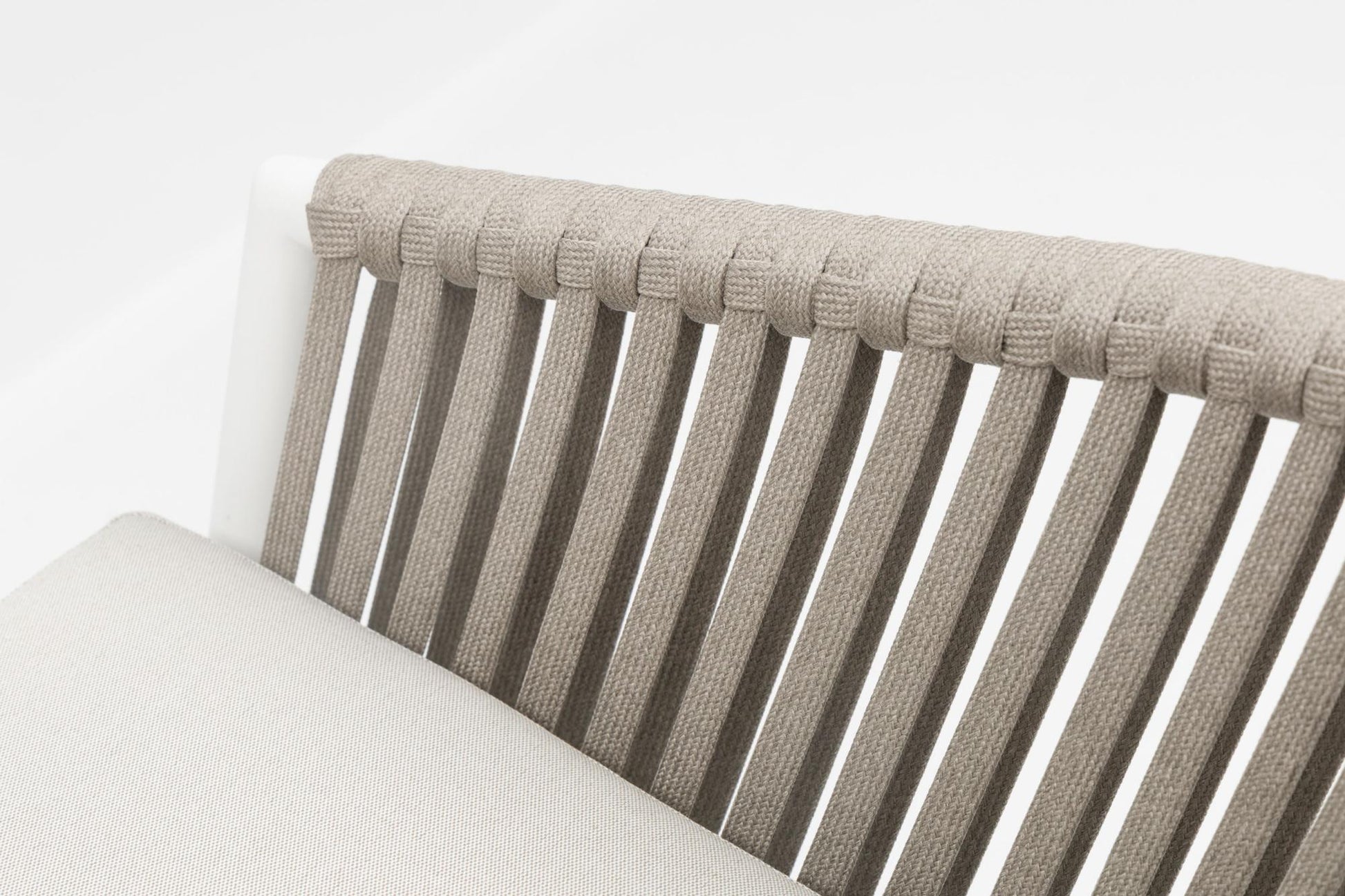 Sillón para barra de bar Ukiah aluminio blanco con cuerda y cojín greige
