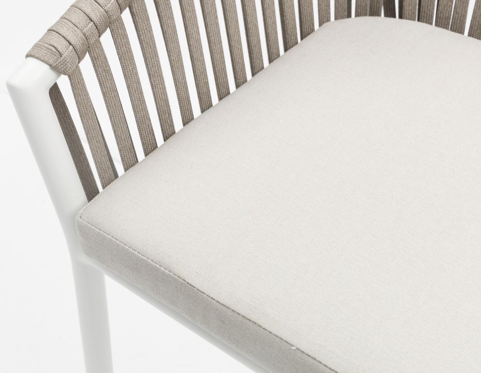 Sillón para barra de bar Ukiah aluminio blanco con cuerda y cojín greige