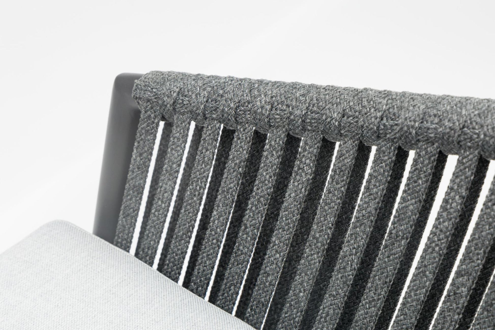 Sillón para barra de bar Ukiah aluminio y cuerda antracita con cojín gris medio.