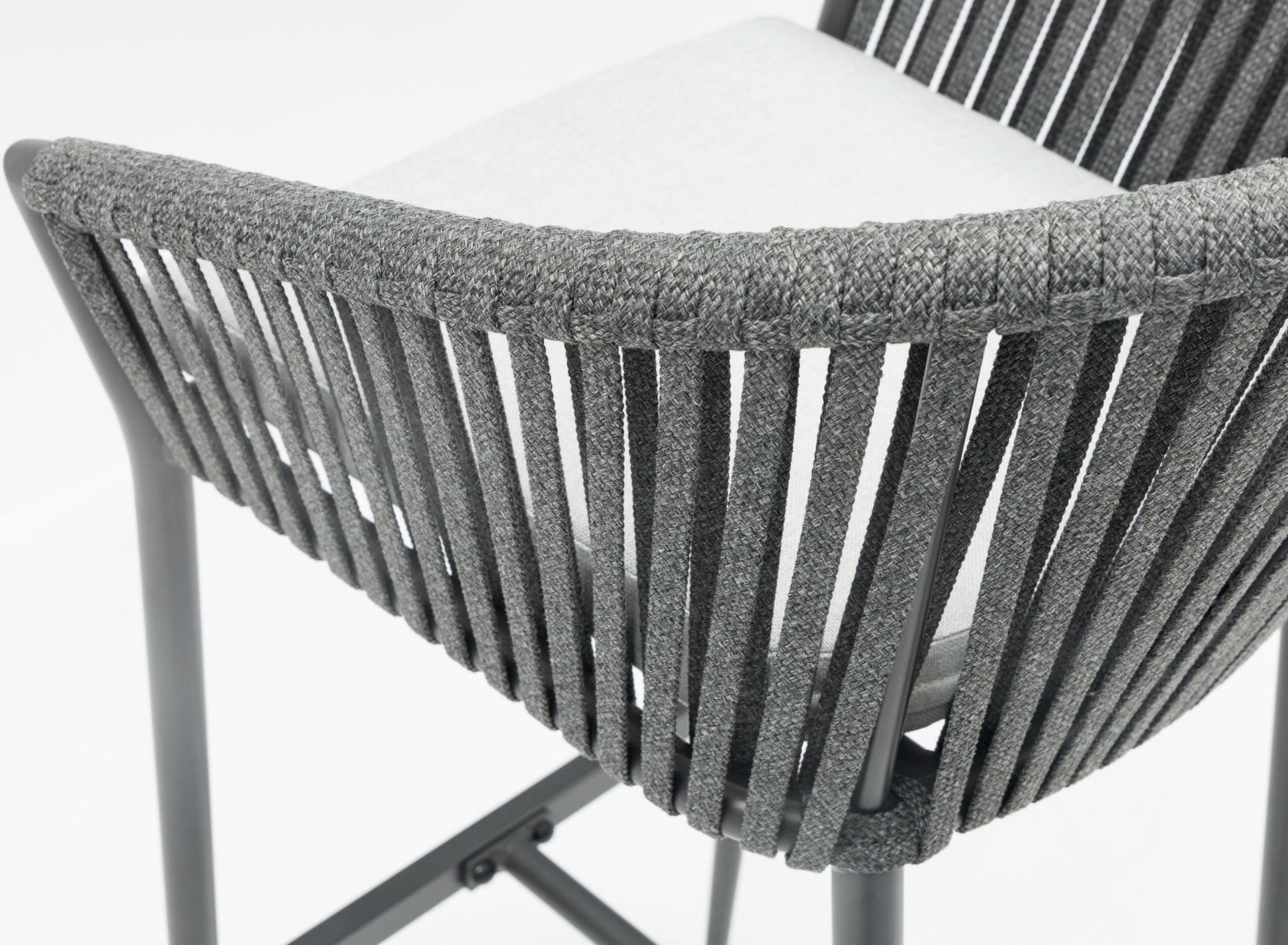 Sillón para barra de bar Ukiah aluminio y cuerda antracita con cojín gris medio.