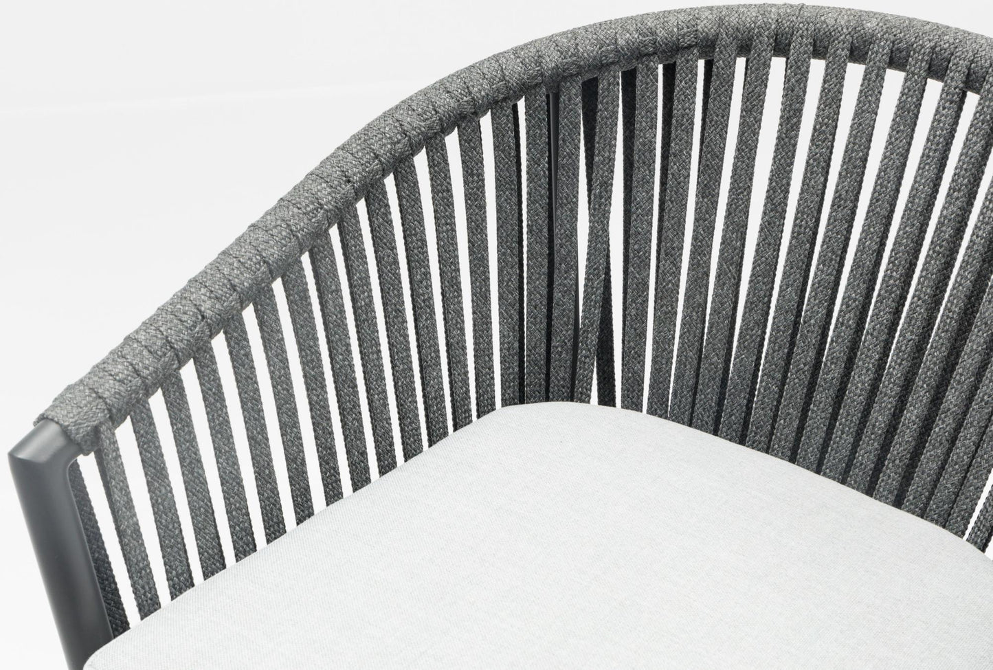Sillón para barra de bar Ukiah aluminio y cuerda antracita con cojín gris medio.
