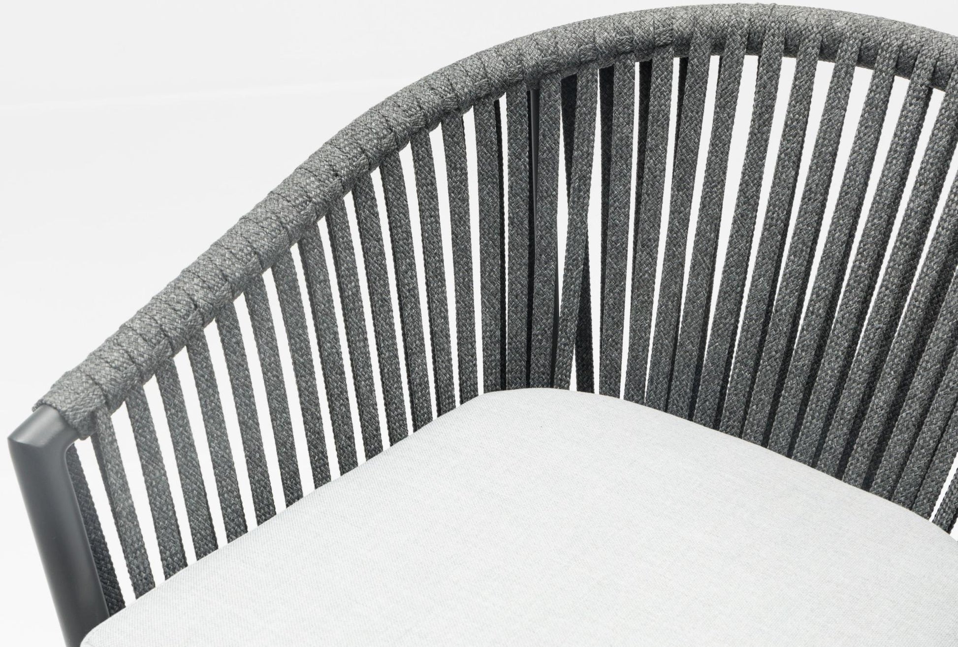 Sillón para barra de bar Ukiah aluminio y cuerda antracita con cojín gris medio.