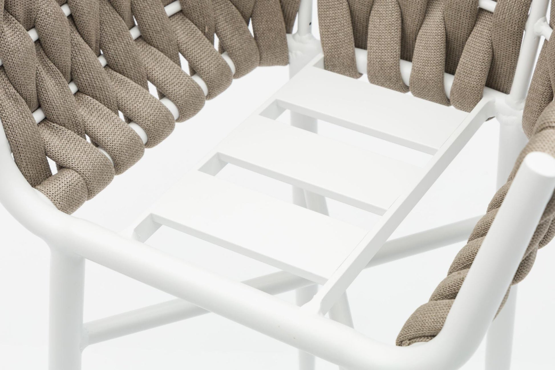 Sillón para barra de bar Meridian aluminio blanco cuerda greige y textil greige