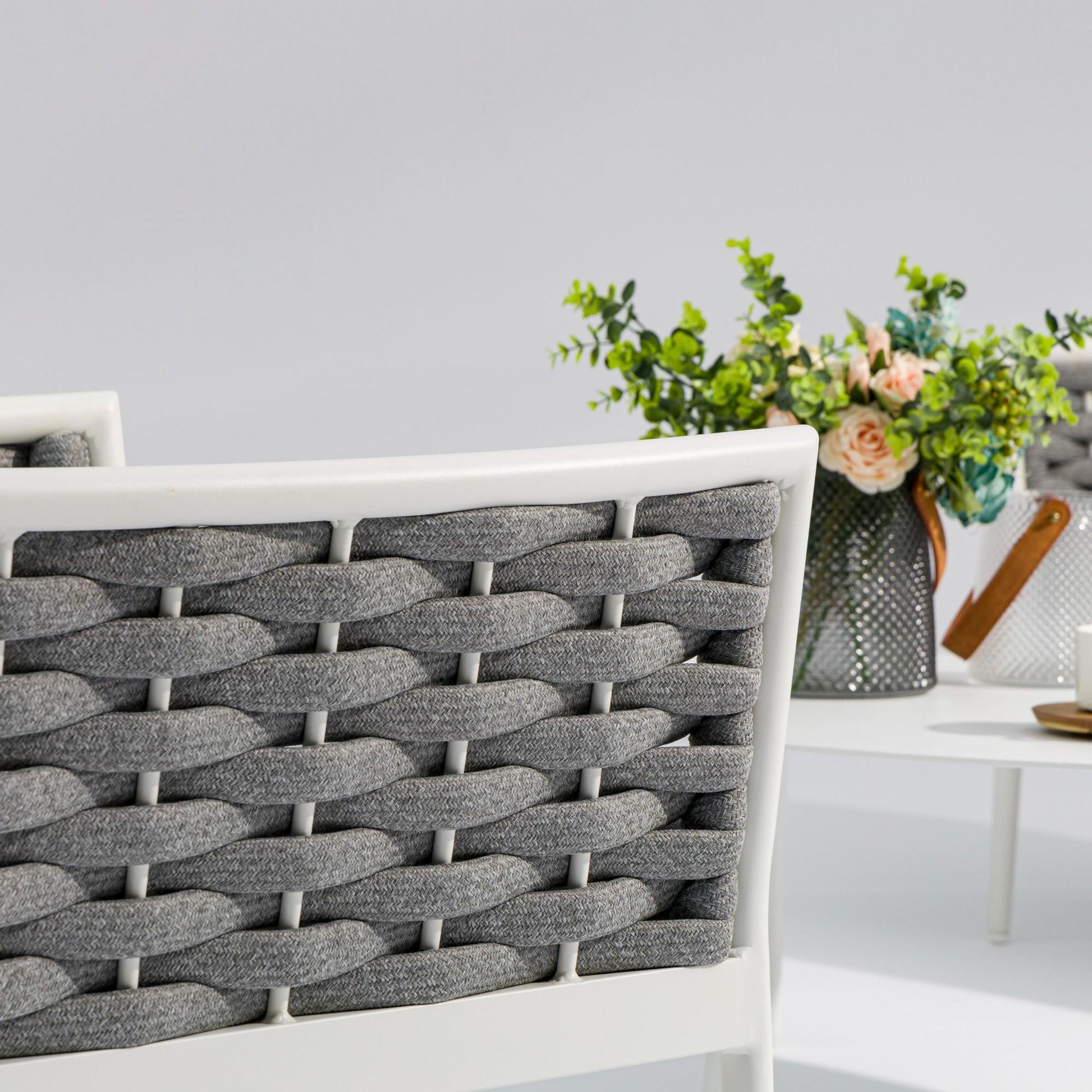 Sofá 1 plaza Walga aluminio blanco cojín gris claro