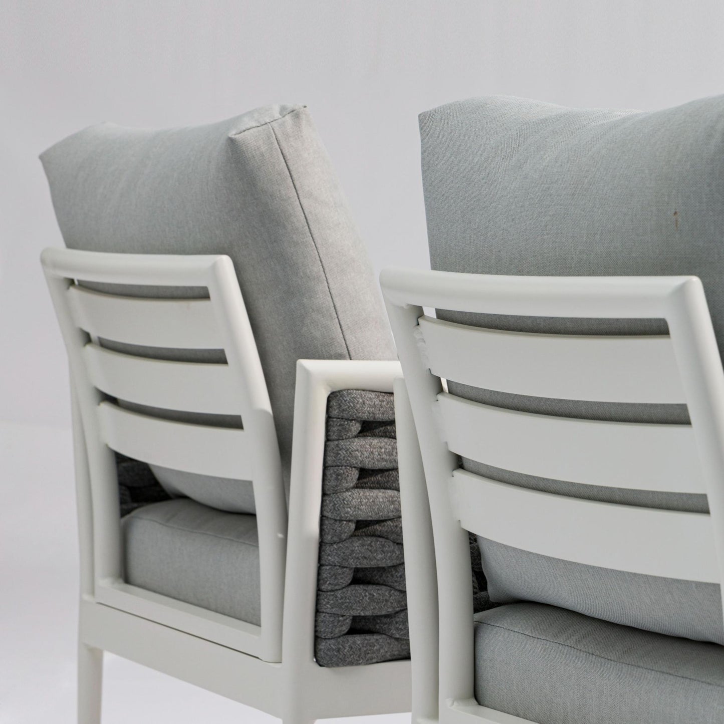 Sofá 1 plaza Walga aluminio blanco cojín gris claro