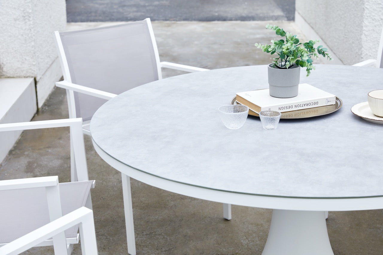 Mesa de comedor Jenner 110 cm aluminio blanco y top cristal cerámico gris claro