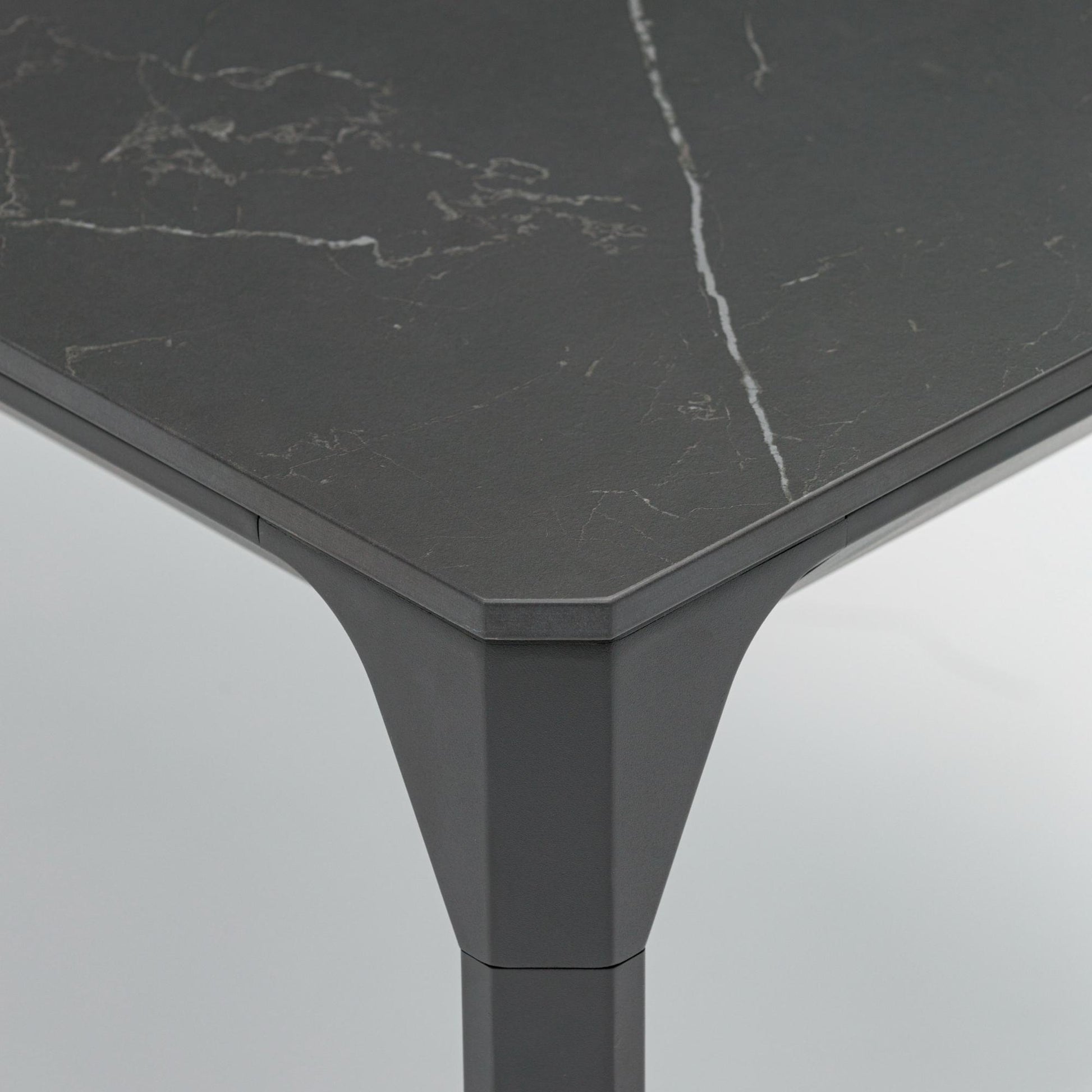 Mesa de comedor Boori 160x90 aluminio antracita top mesa porcelánico negro