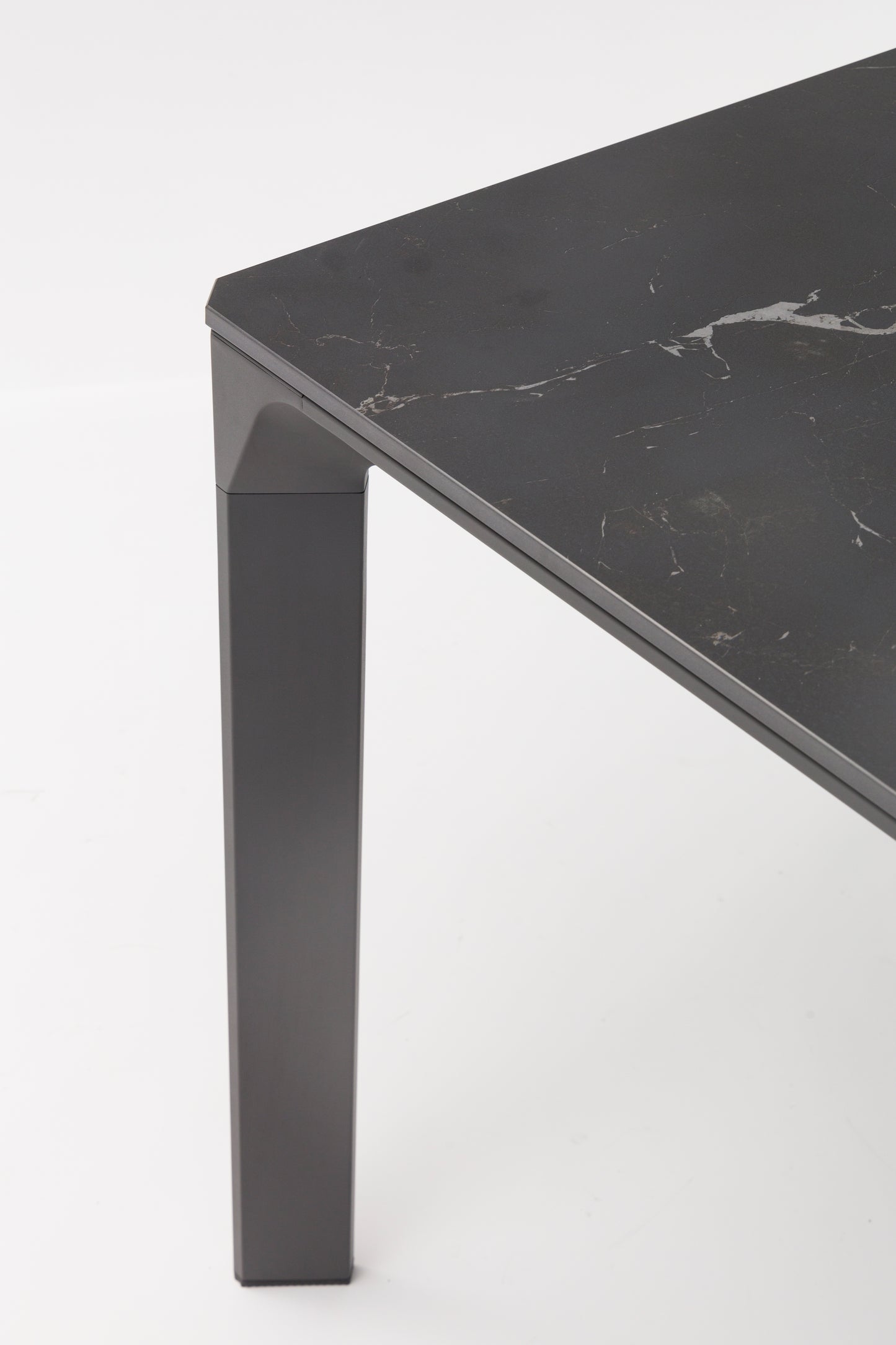 Mesa de comedor Boori 200x90 cm aluminio antracita top mesa porcelánico negro