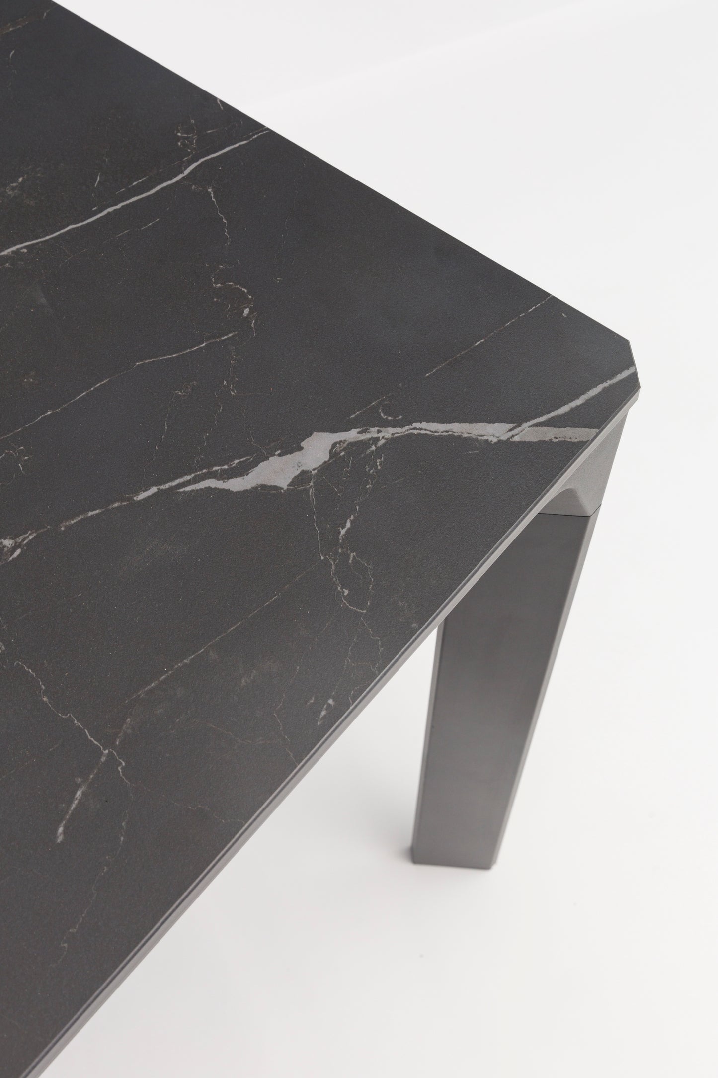 Mesa de comedor Boori 200x90 cm aluminio antracita top mesa porcelánico negro