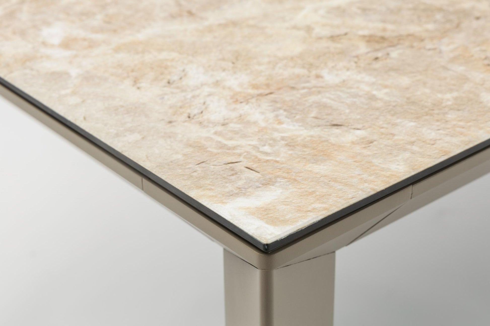 Mesa de comedor Orick 210*90 cm aluminio taupe y cristal cerámico beige.