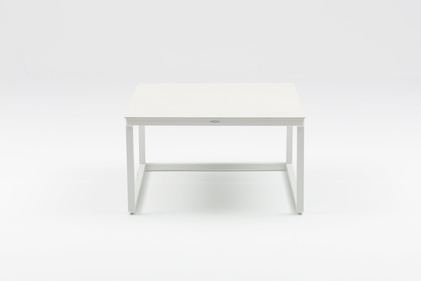 Set mesas auxiliares Silai aluminio blanco top porcelánico beige.