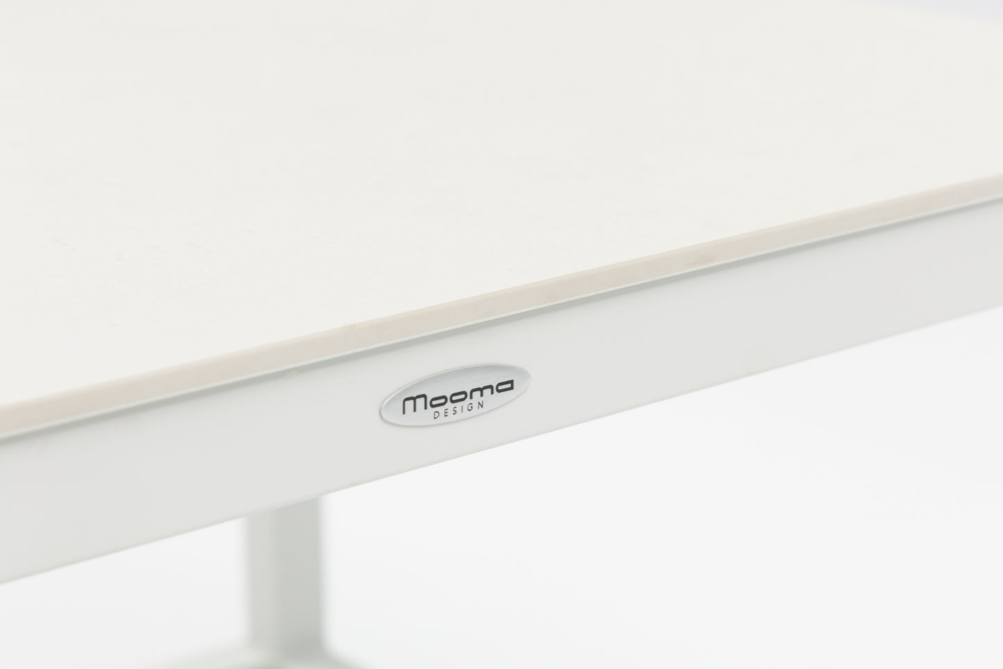 Set mesas auxiliares Silai aluminio blanco top porcelánico beige.