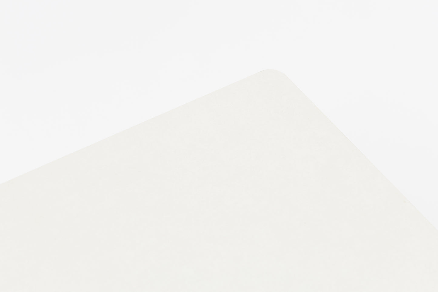 Set mesas auxiliares Silai aluminio blanco top porcelánico beige.