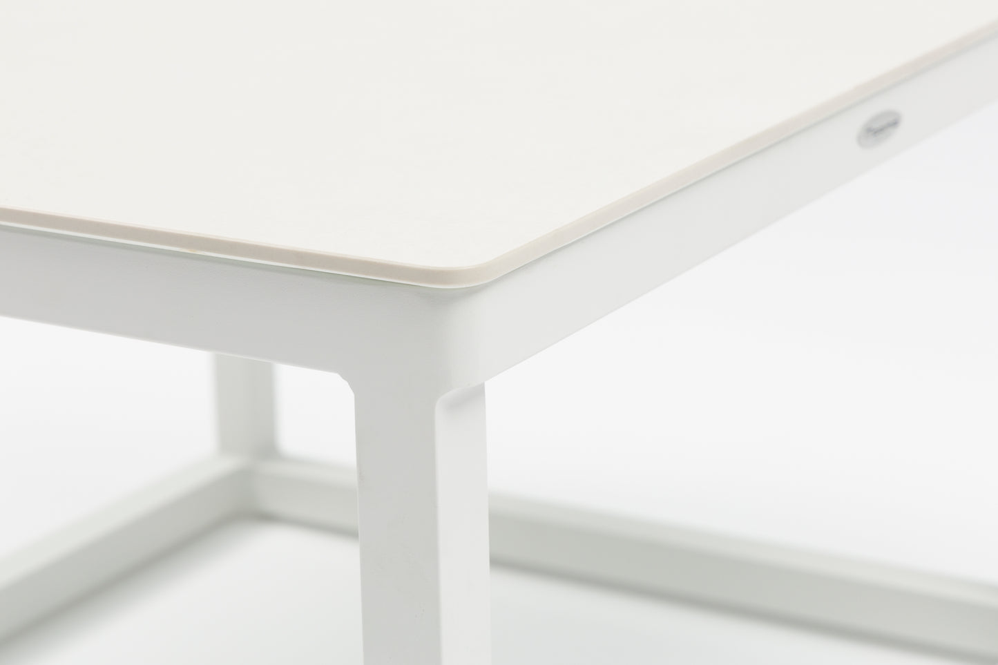 Set mesas auxiliares Silai aluminio blanco top porcelánico beige.